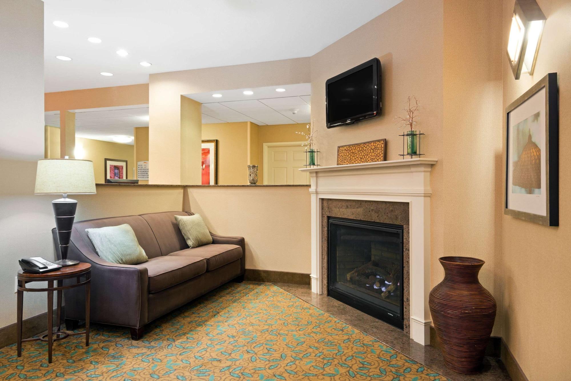 Vista Lobby Baymont by Wyndham Denver International Airport