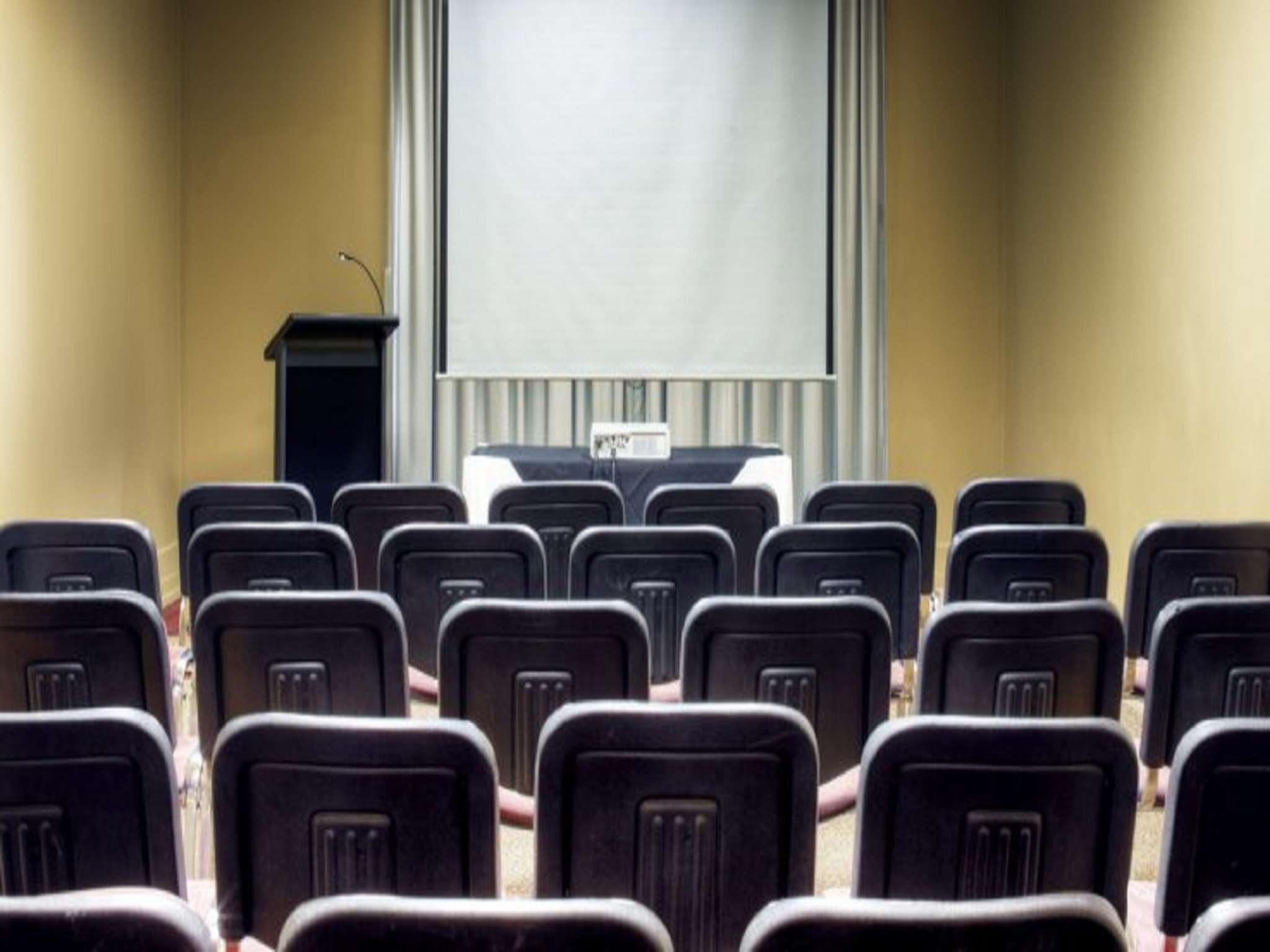 Centro de Negocios Golden Tulip Headington Ruwi