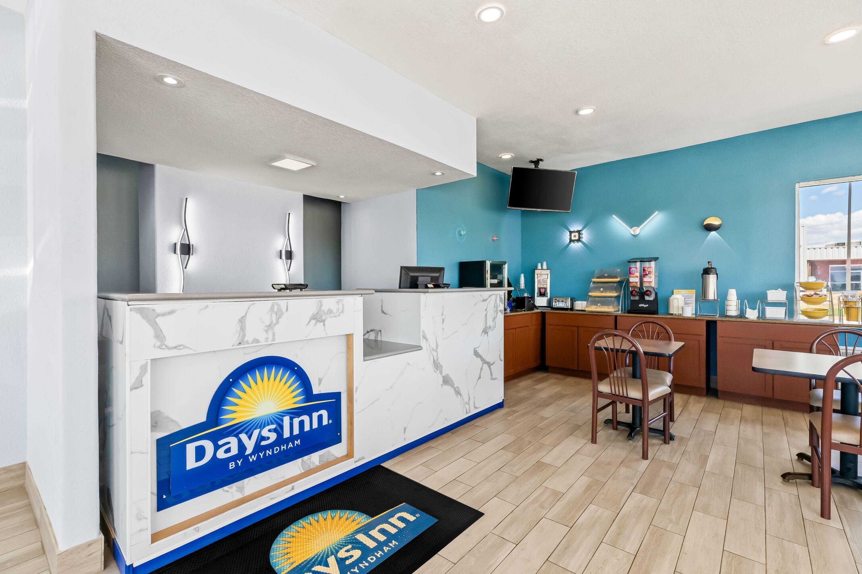 Vista Lobby Days Inn by Wyndham Salina South
