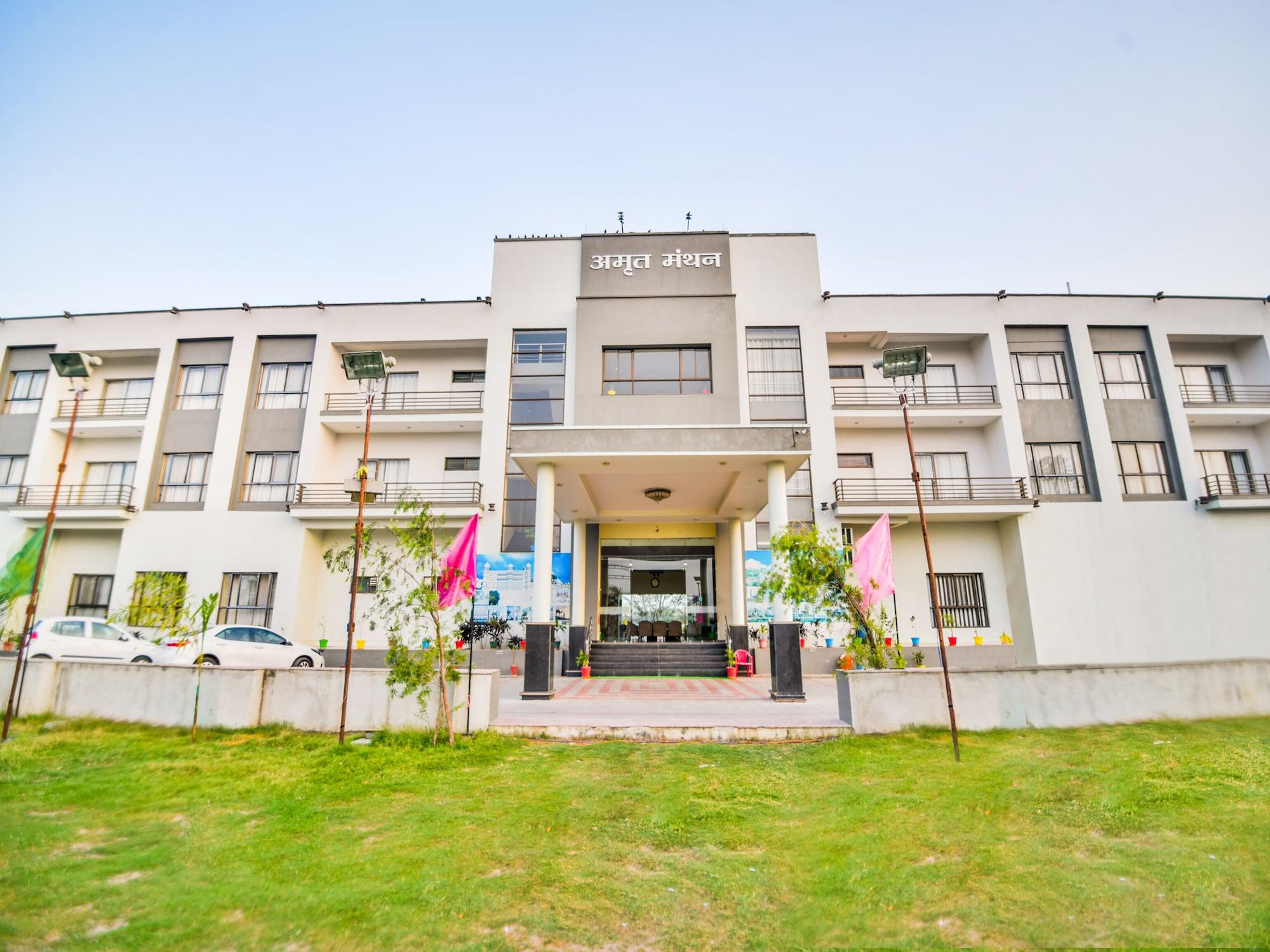 Vista Exterior Hotel Amrit Manthan