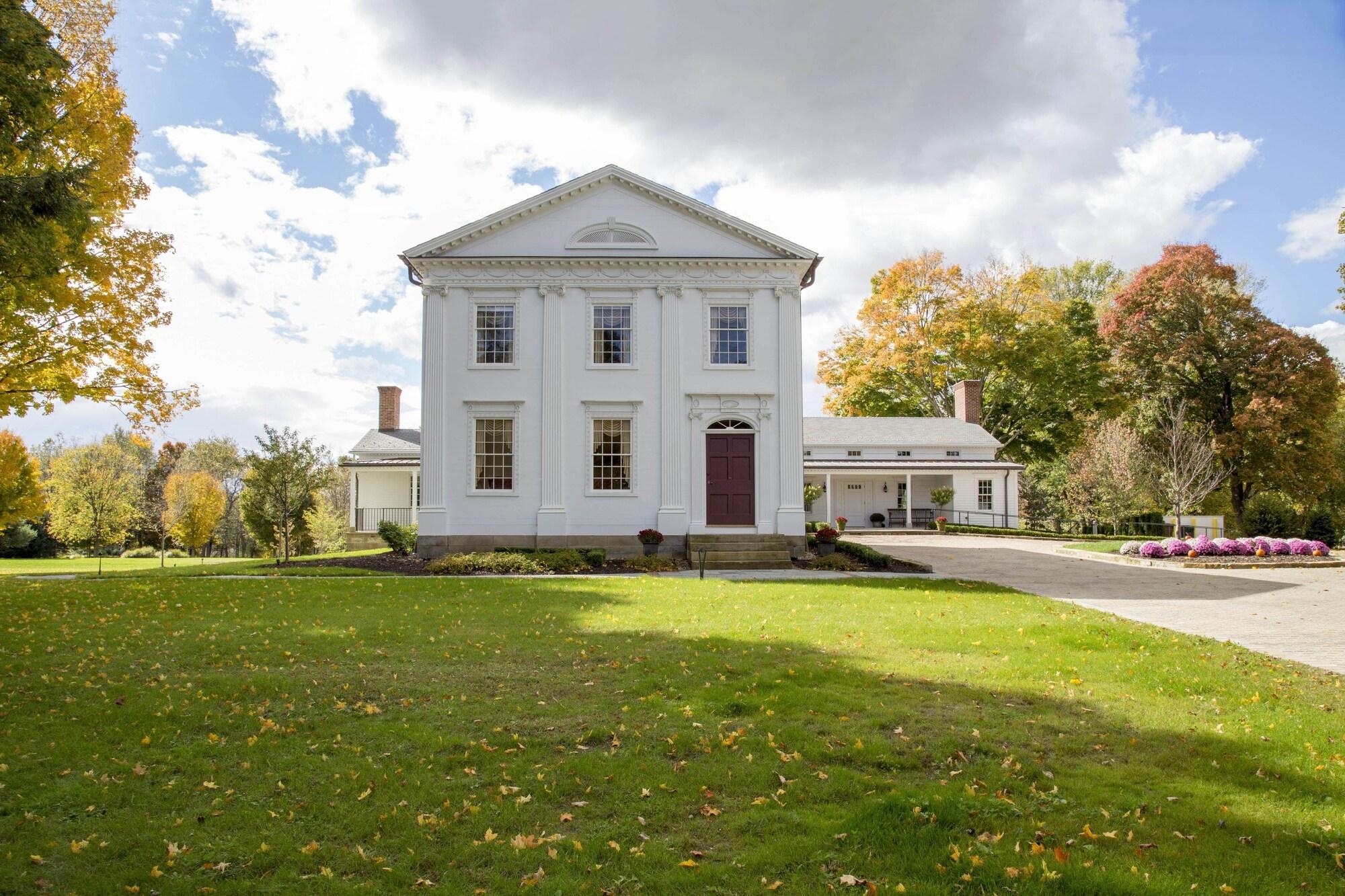 Vista Exterior Peter Allen Inn & Event Center