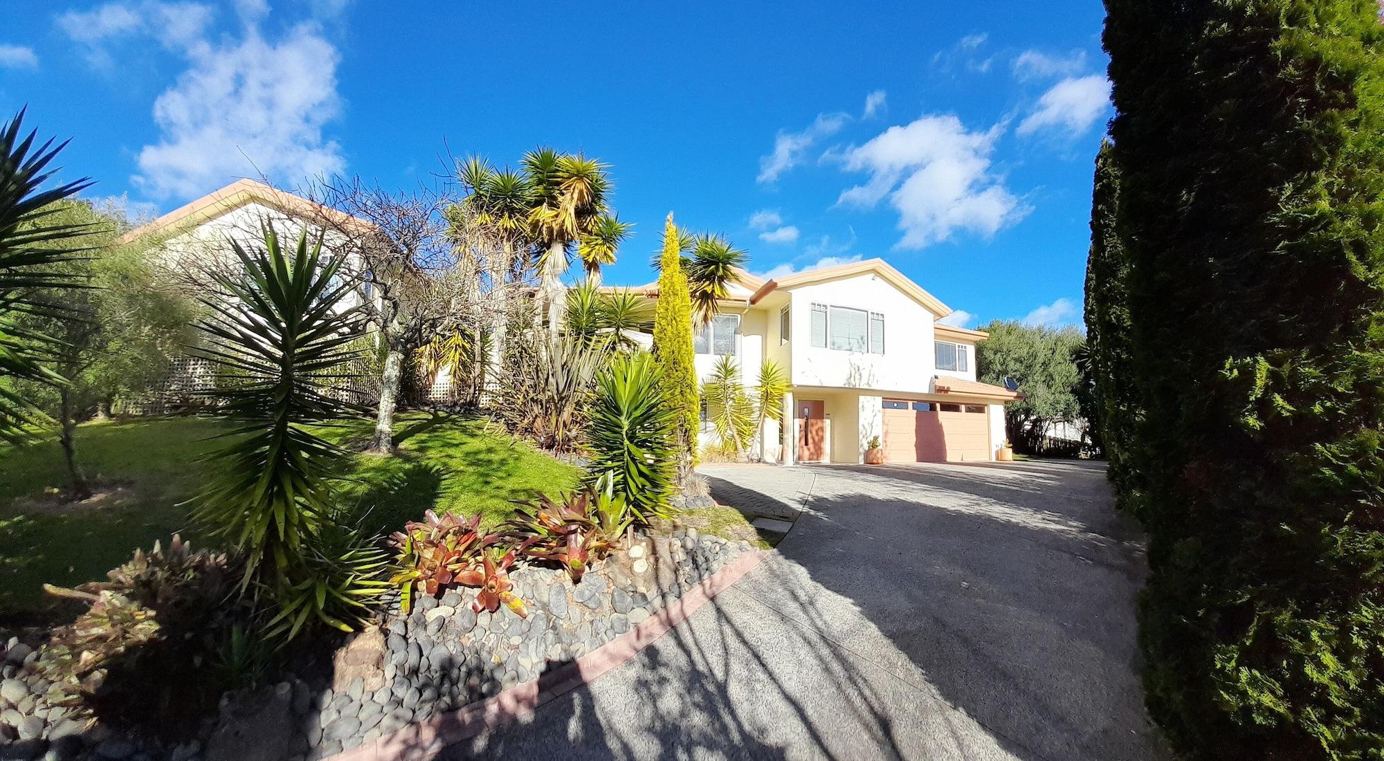 Varios Seascape Villa Bed & Breakfast