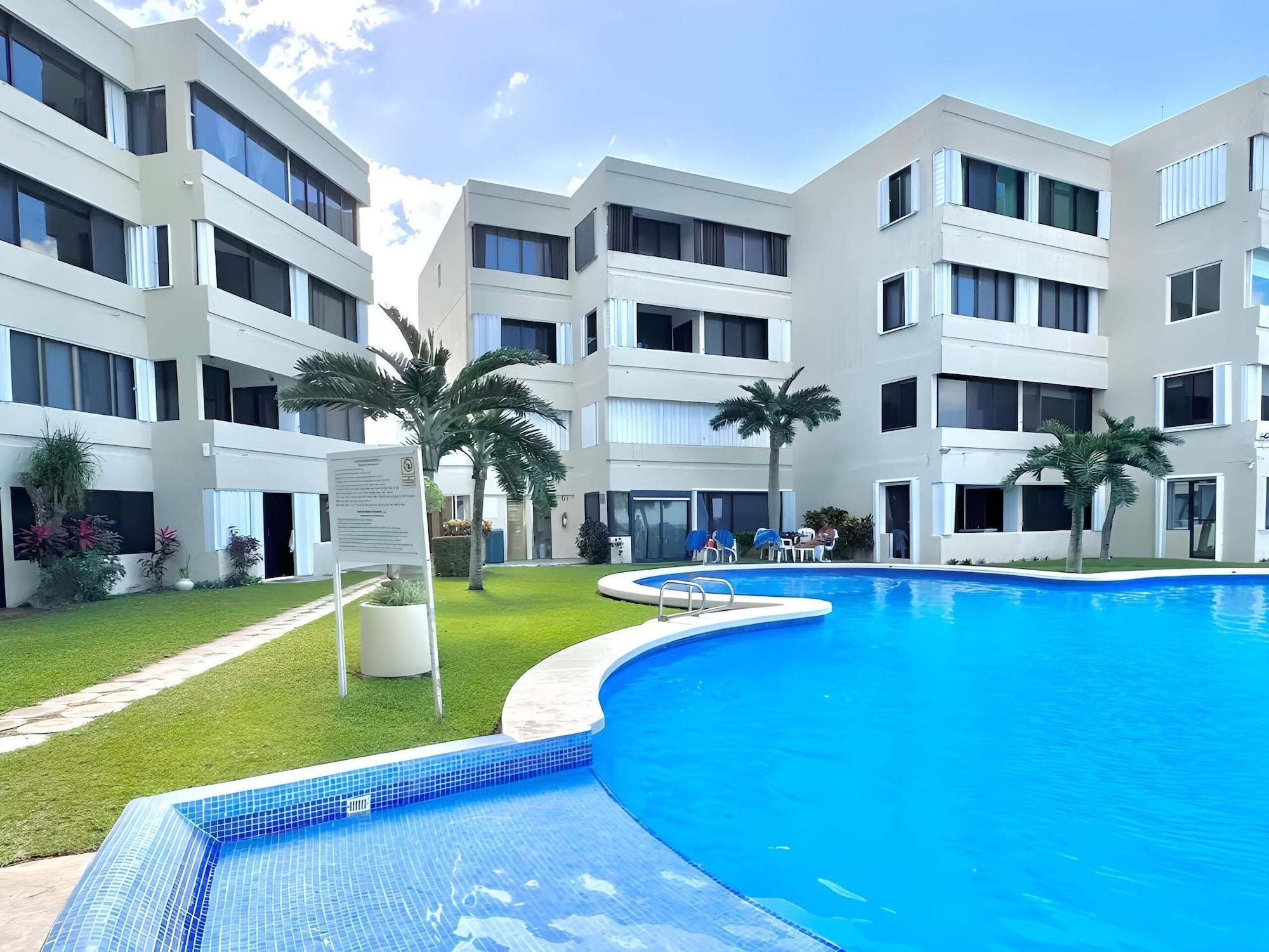 Vista Piscina Beachfront and Ocean View Apartment