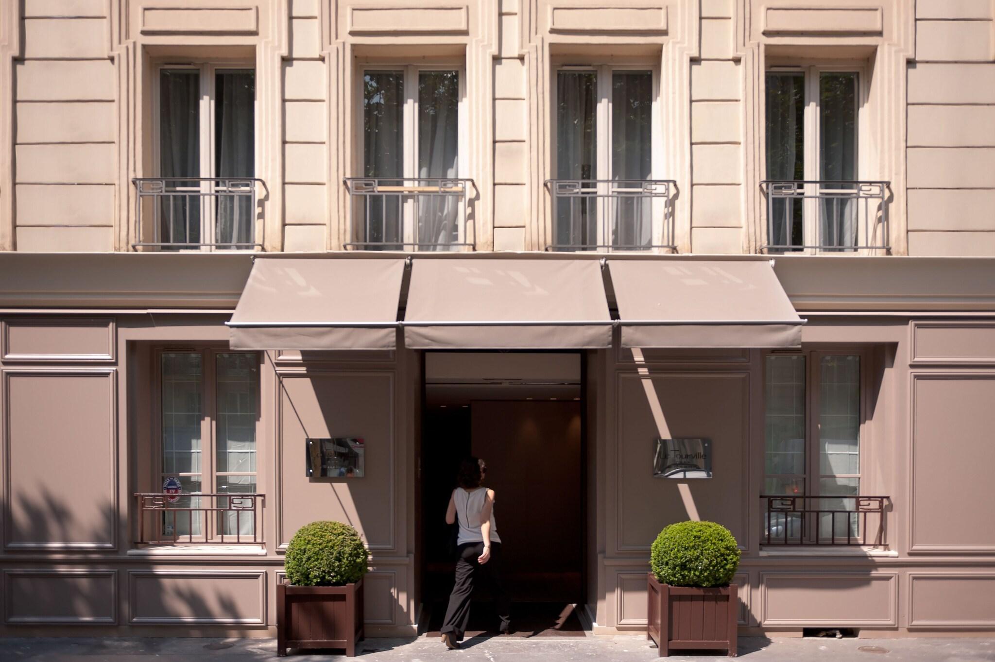 Vista Exterior Hôtel Le Tourville by Inwood Hotels