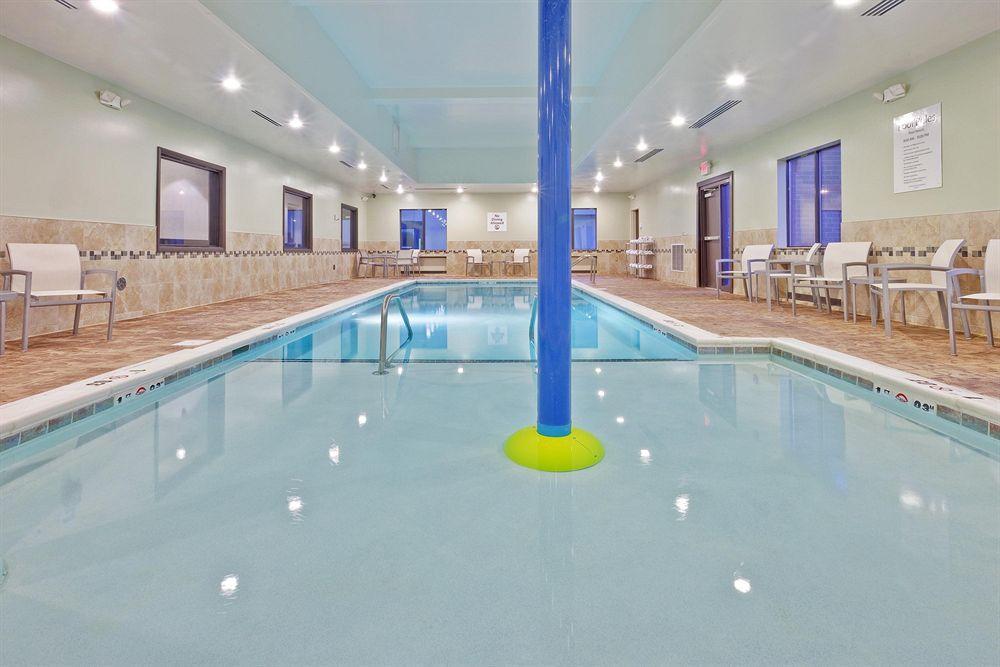 Vista Piscina Holiday Inn Express Hotel & Suites New Philadelphia by IHG
