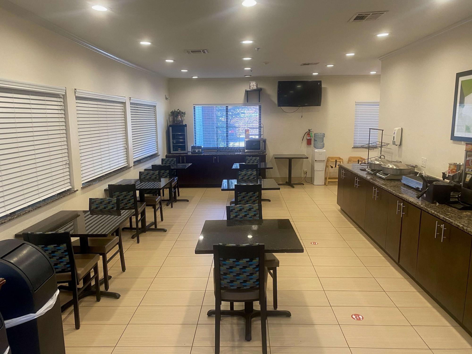 Restaurant SureStay Plus Hotel by Best Western Edmond