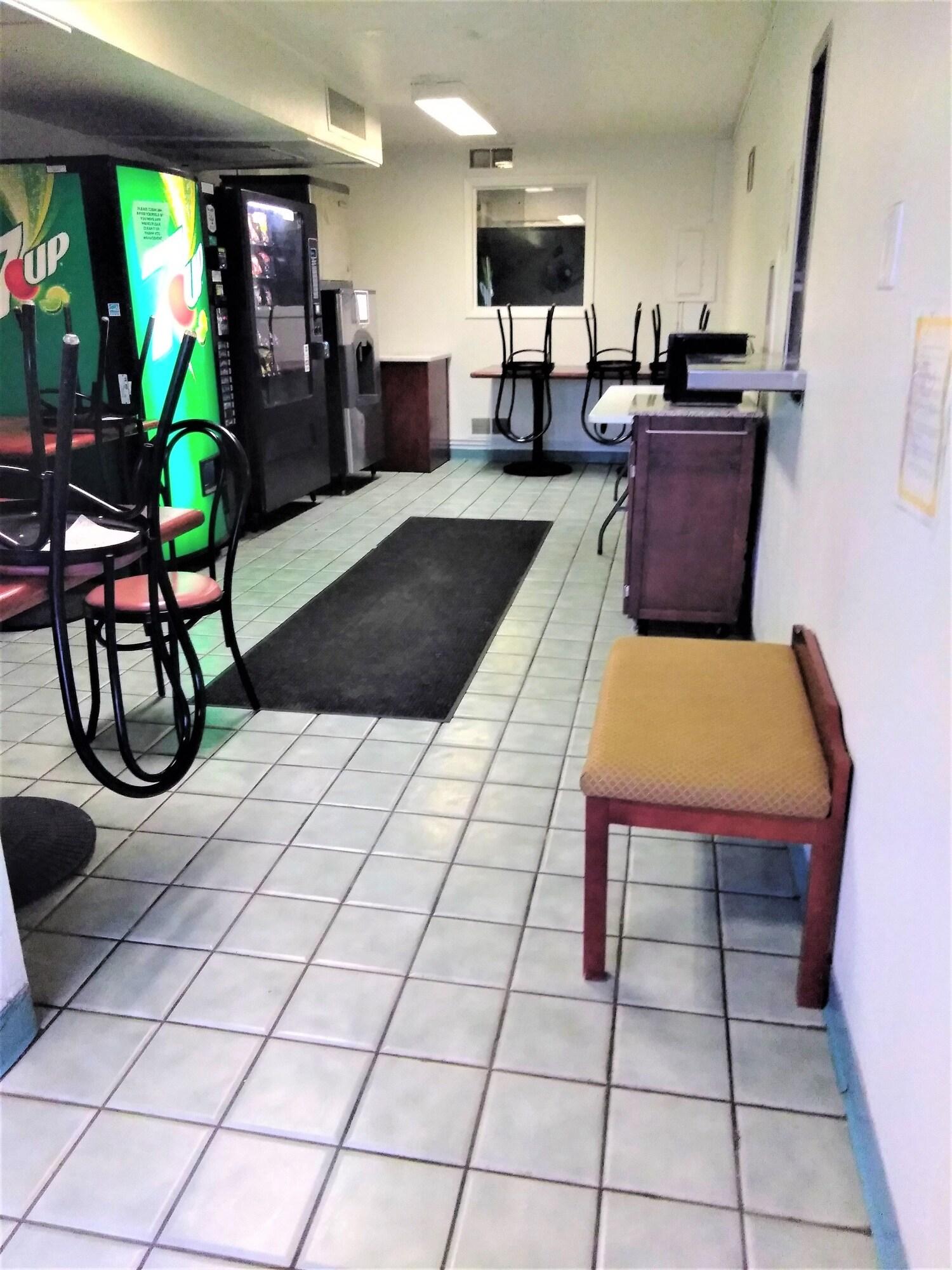 Vista Lobby Red Carpet Inn Jeffersonville