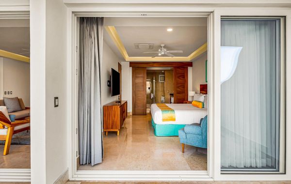 Fantastic Oceanfront Apartment With Balcony, Pool & Central AC - Hoteles de lujo en Puerto Vallarta, México