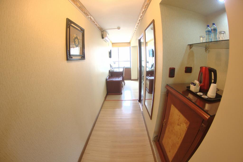 Bar/Salón Oro Inn
