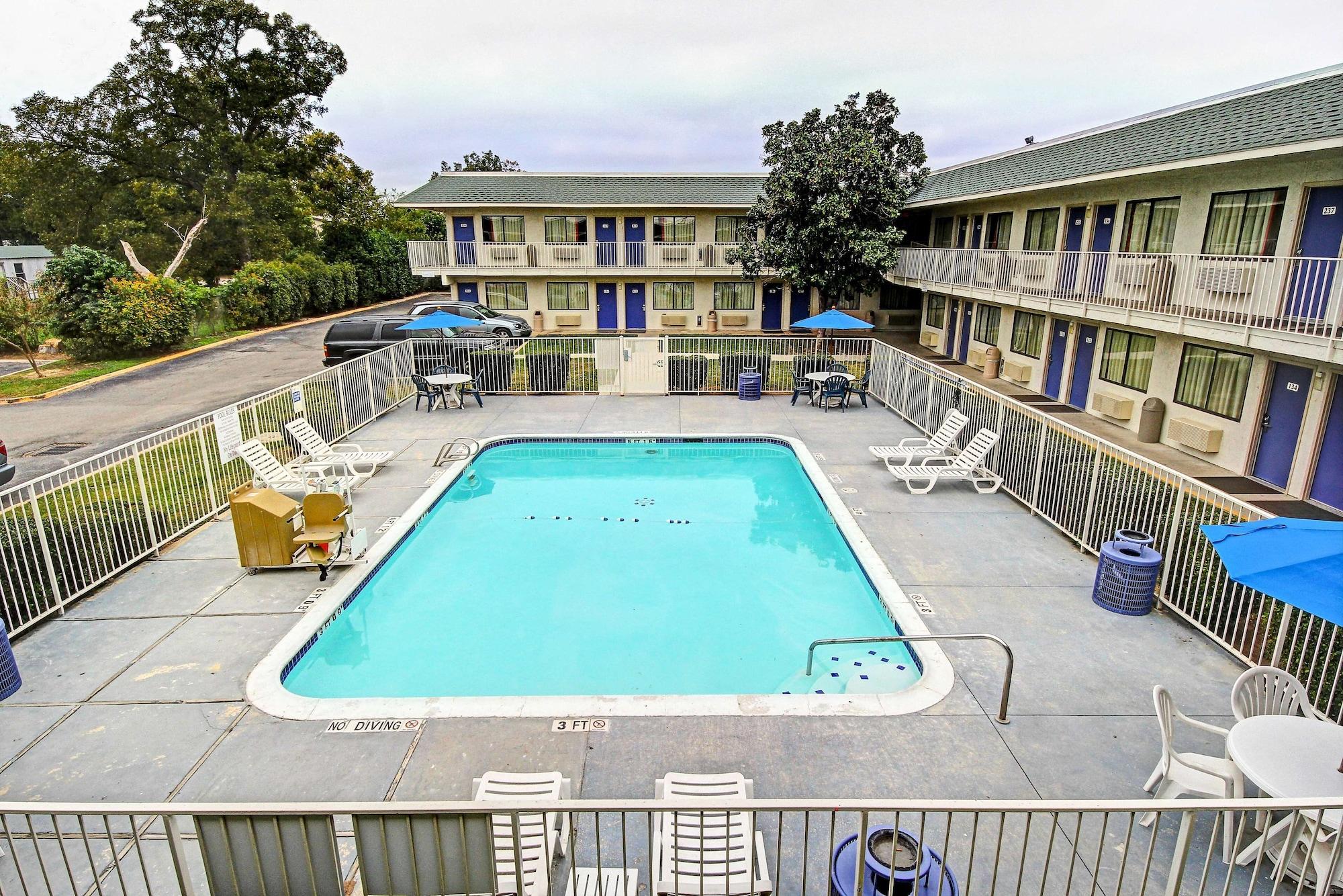 Vista Piscina Motel 6 San Marcos, TX