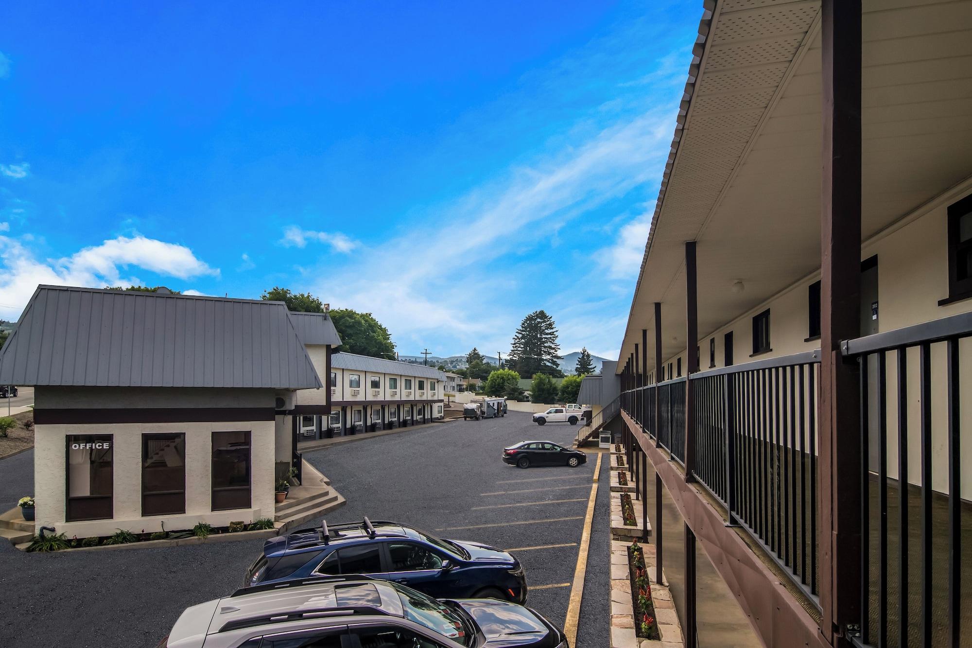 Vista Exterior Canadas Best Value Inn & Suites Kamloops