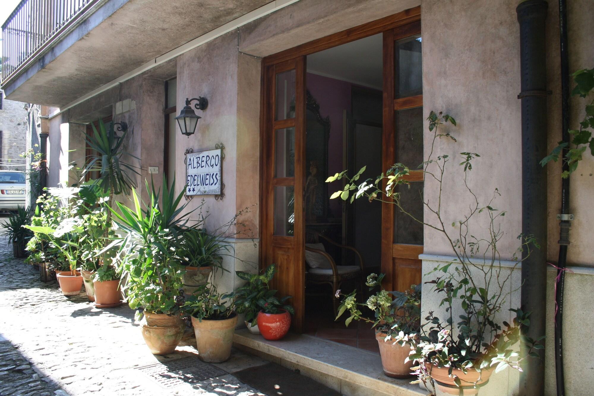 Varios Hotel Edelweiss