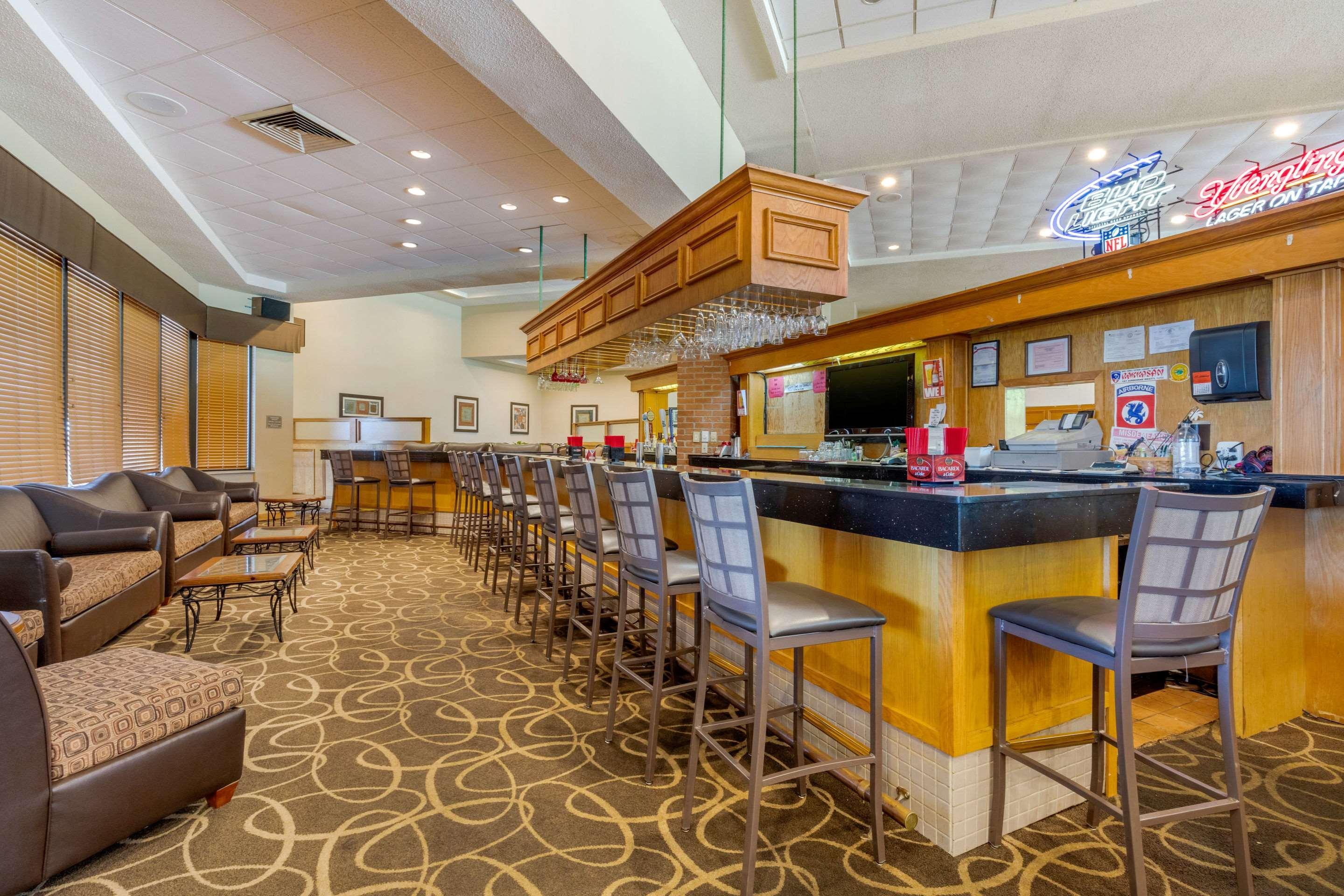 Bar/Salón Quality Inn Exit 4