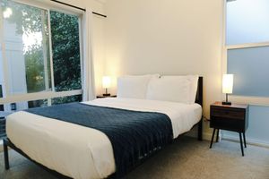Renta temporal - Modern, Family Friendly,  King Bed,  AC,  65in TV Prime Location
