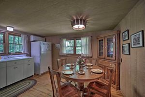Alquiler Vacacional - Historic Mountain Cabin: Grill & Hiking Trail!