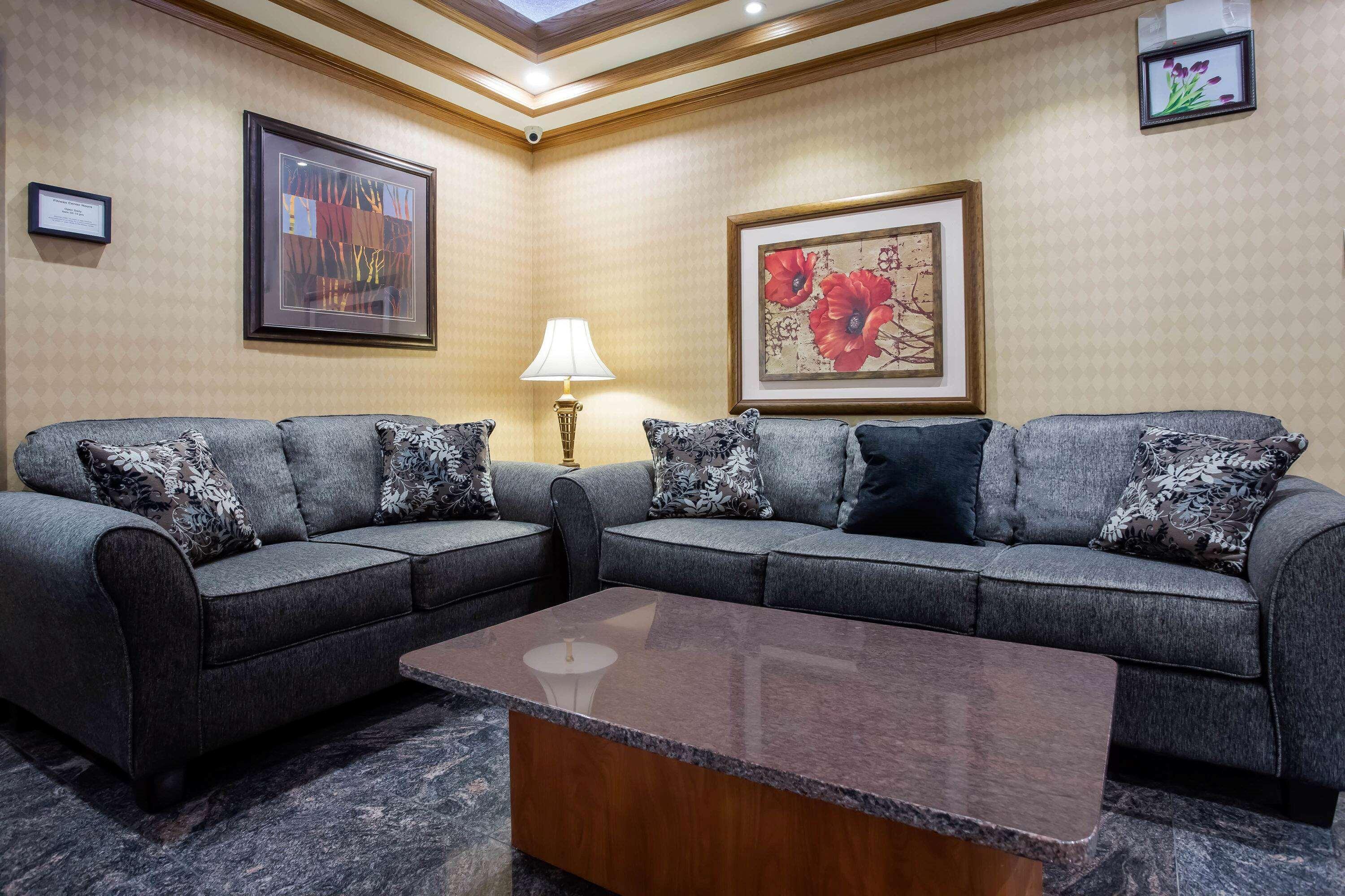 Vista Lobby Days Inn by Wyndham Runnemede Philadelphia Area