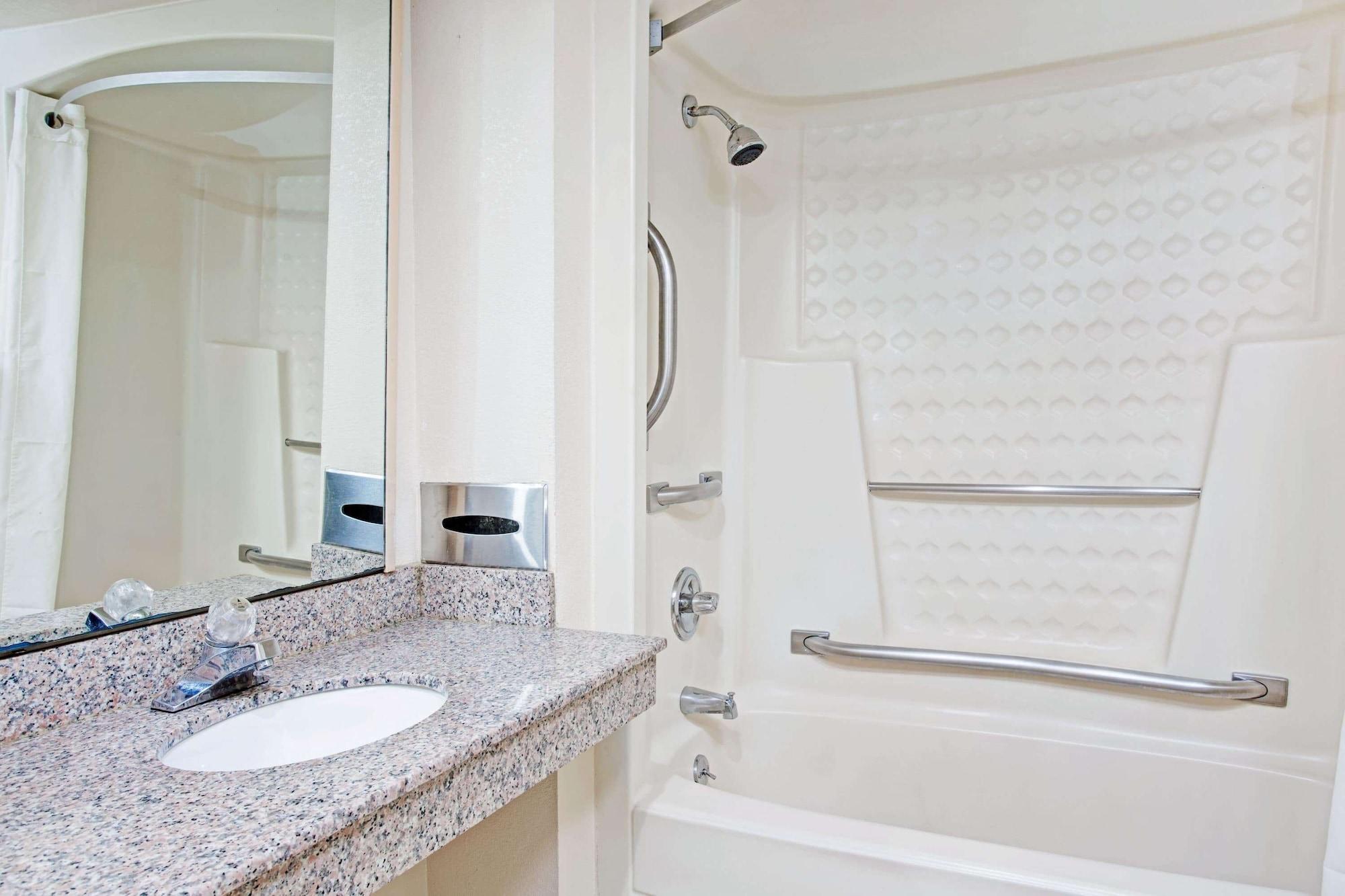 Equipamiento de Habitación Super 8 by Wyndham Suwanee