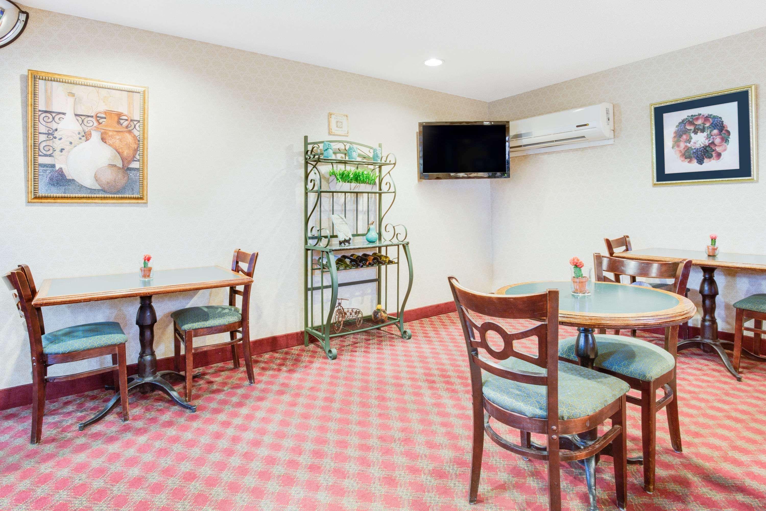 Vista Lobby Microtel Inn by Wyndham Greensboro