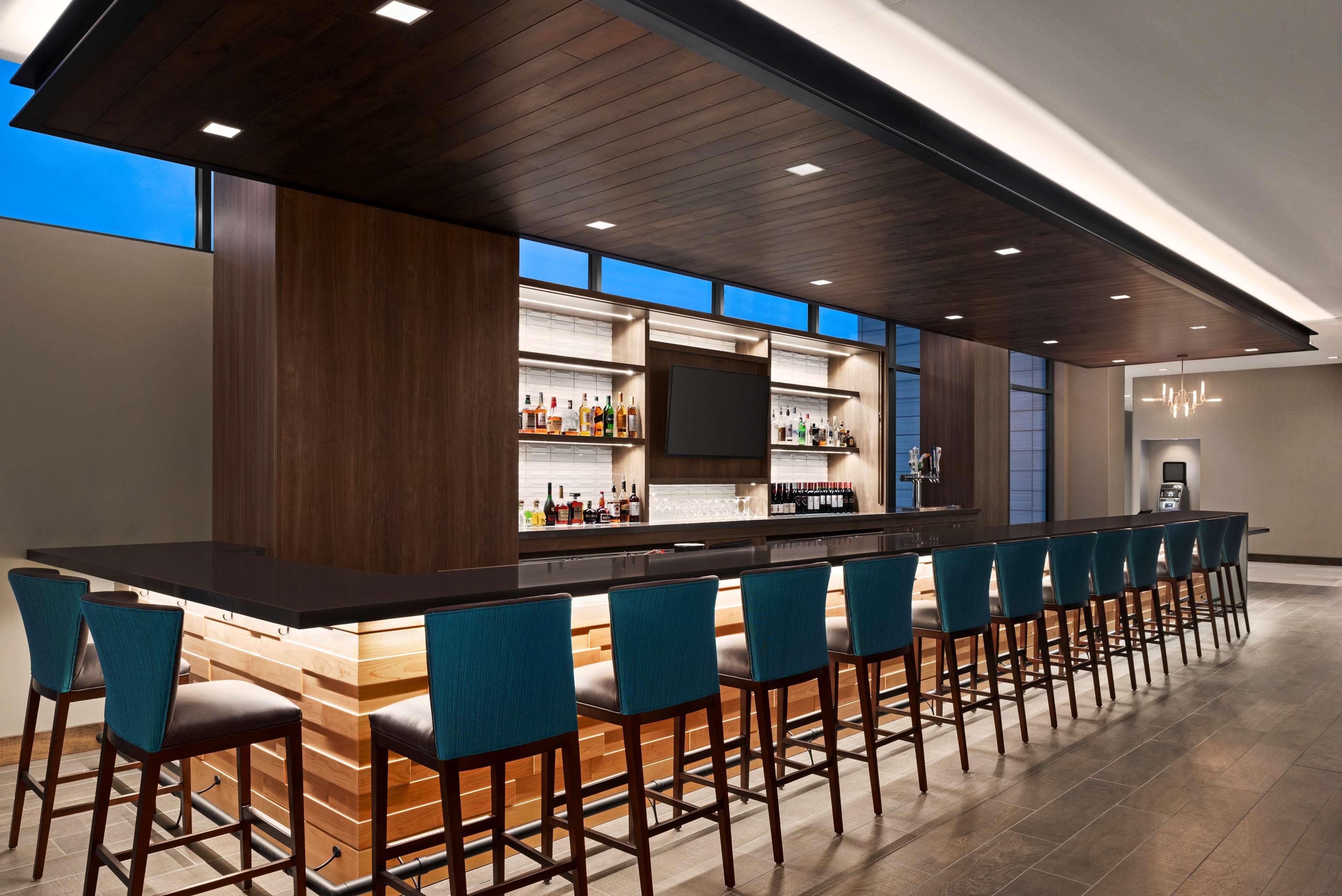 Bar/Salón Hilton Garden Inn Milwaukee Brookfield Conference