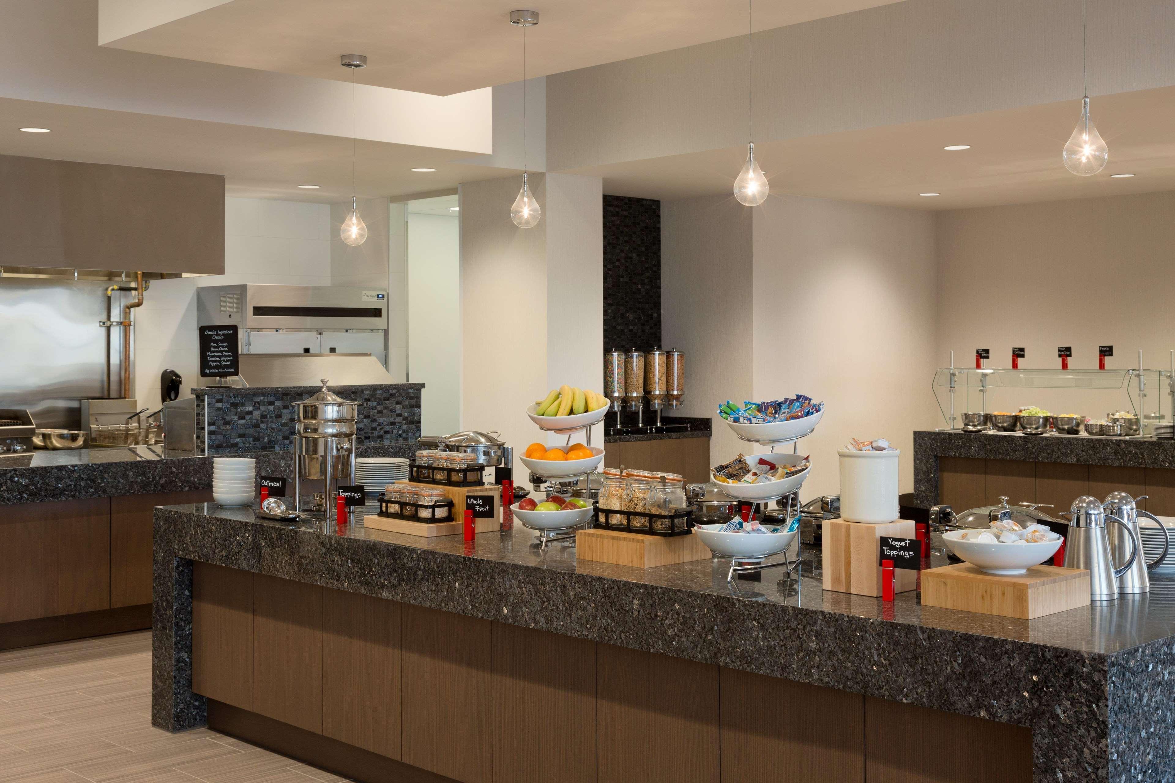 Restaurant Embassy Suites by Hilton The Woodlands at Hughes Landing