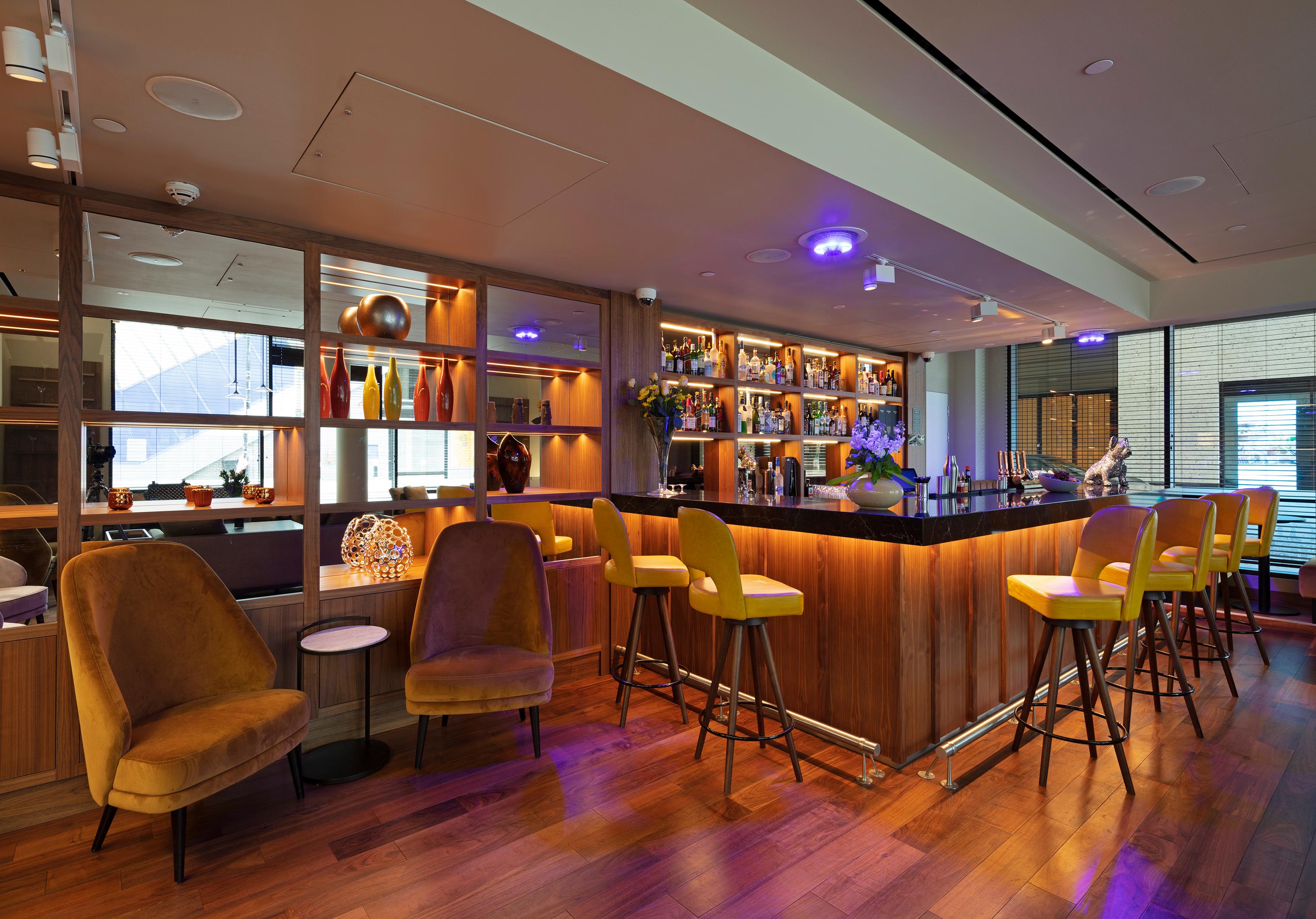 Bar/Salón Tower Suites by Blue Orchid