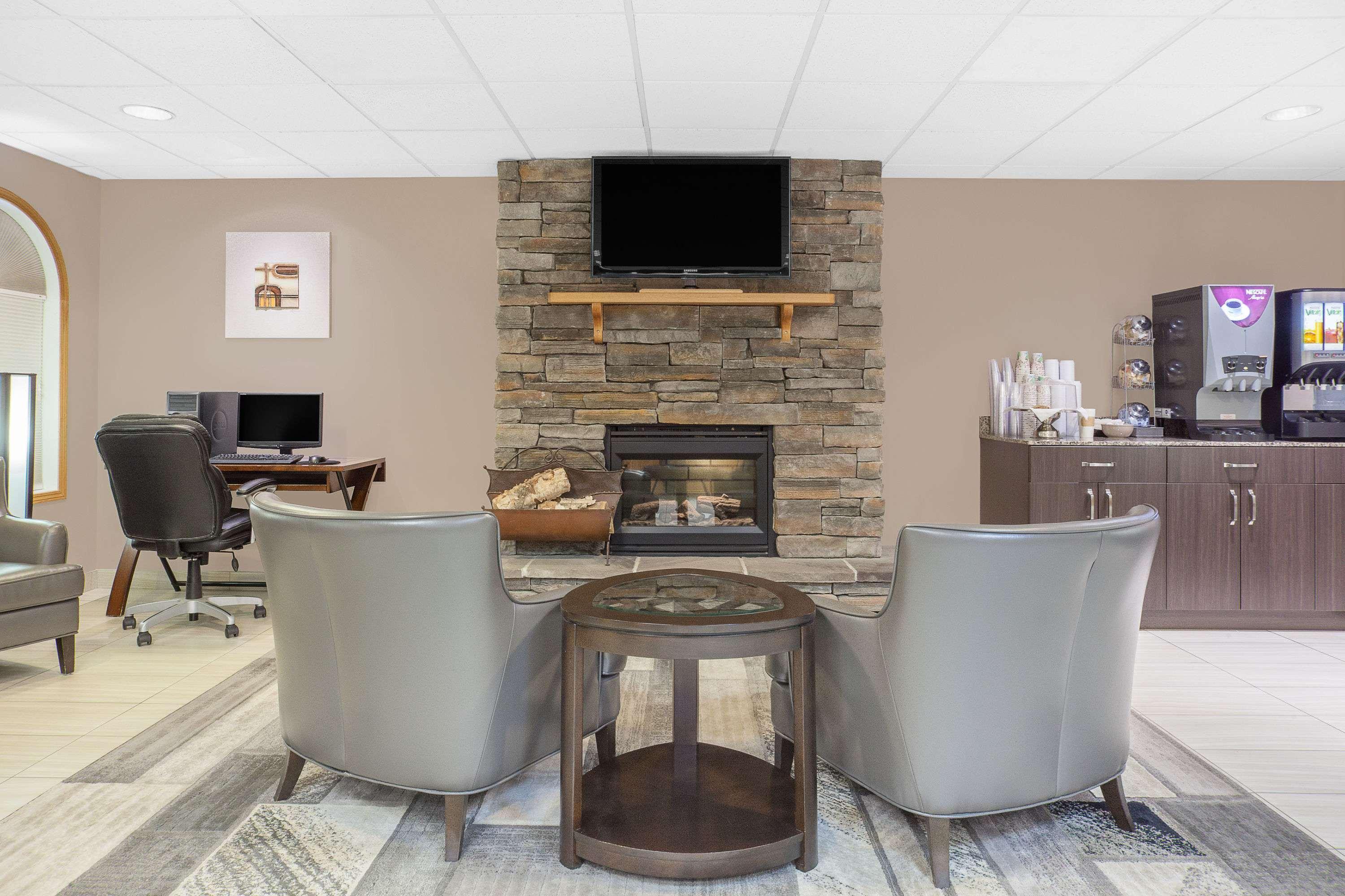 Vista Lobby Super 8 by Wyndham Athabasca