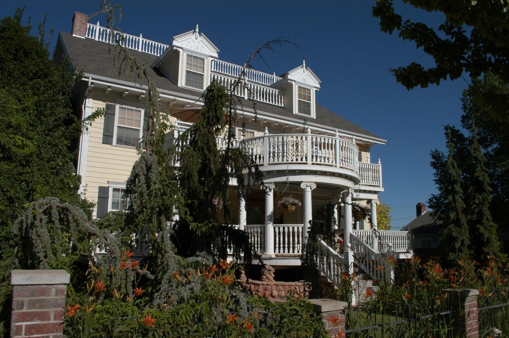 Vista Exterior Big Yellow Inn