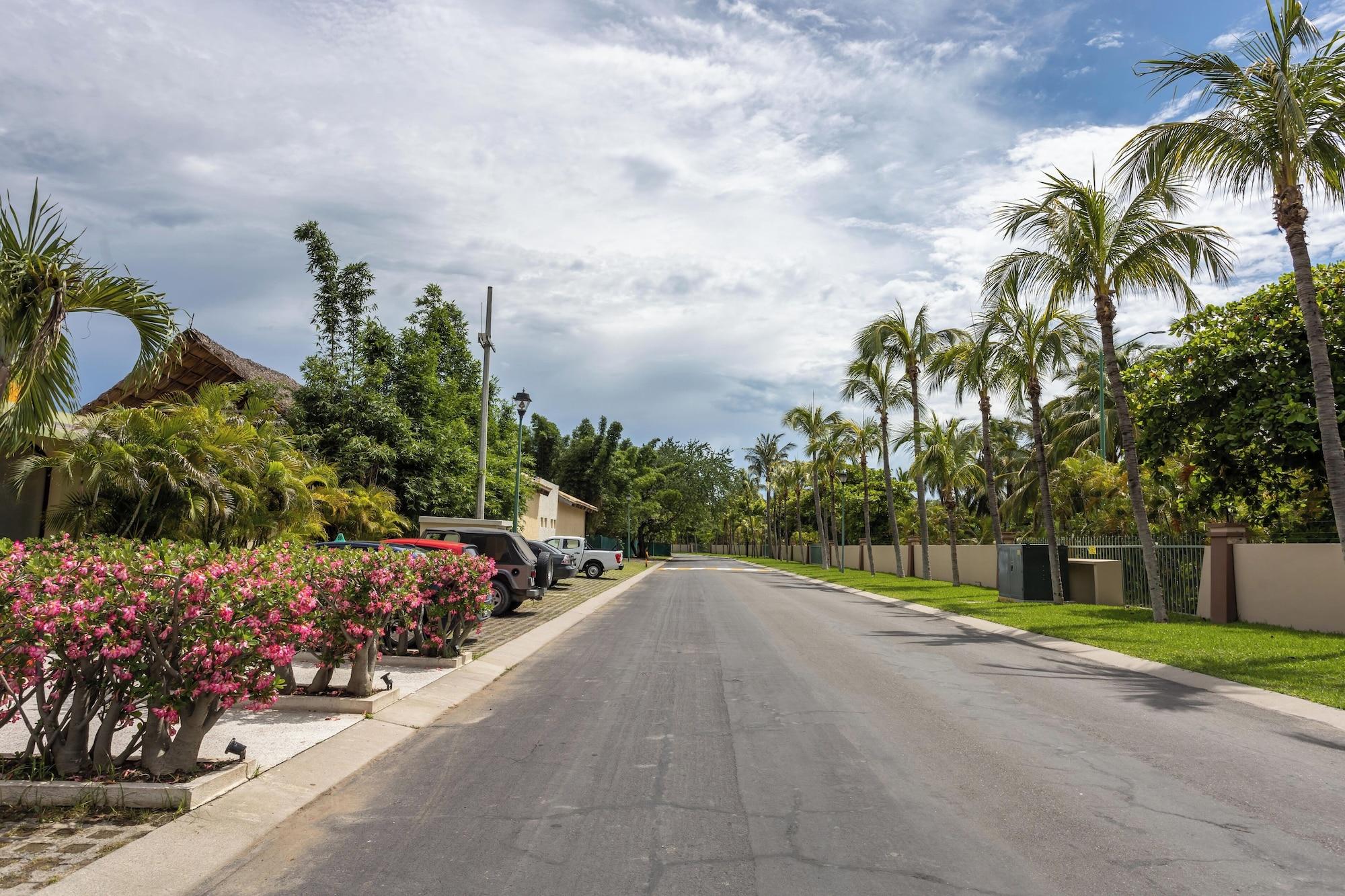 Vista Exterior El Tigre Golf Resort Taheima Condos