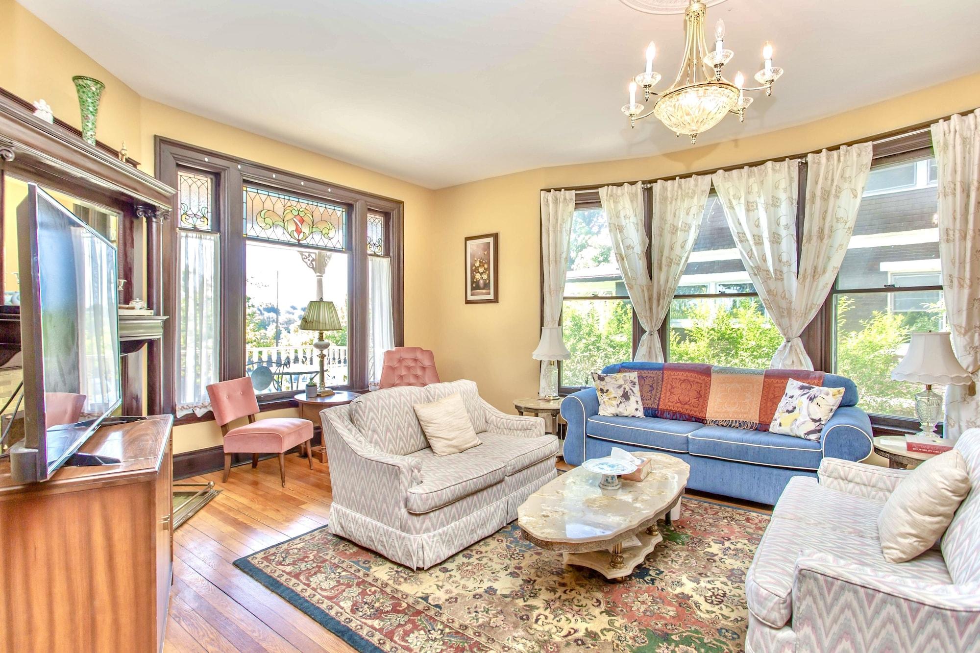 Varios Redwood Bed and Breakfast