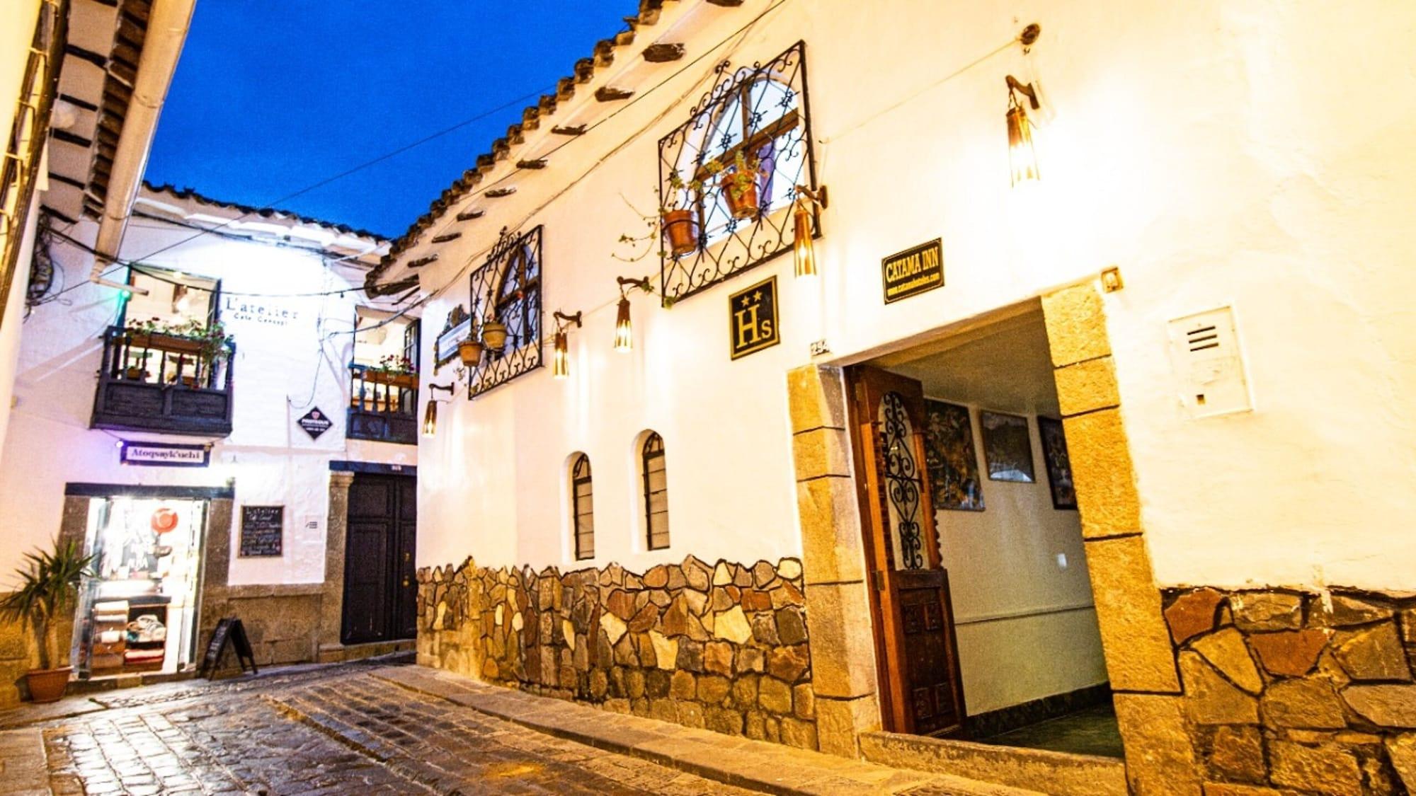 Varios Catama Inn Hotel
