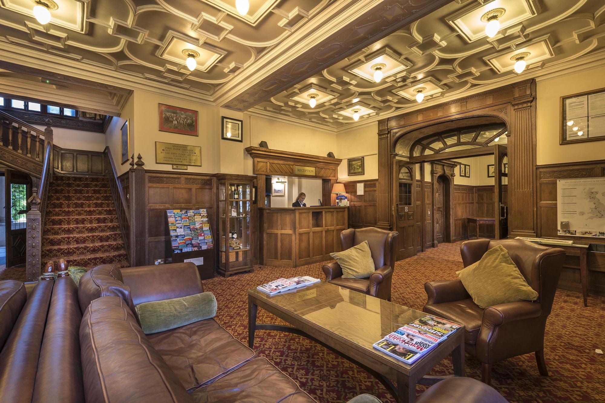 Vista Lobby Macdonald Elmers Court Resort
