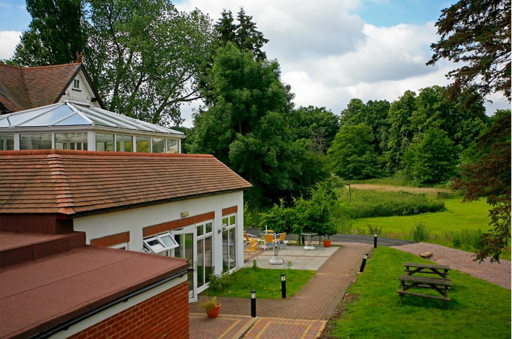 Vista Exterior Ramada Warwick Kenilworth