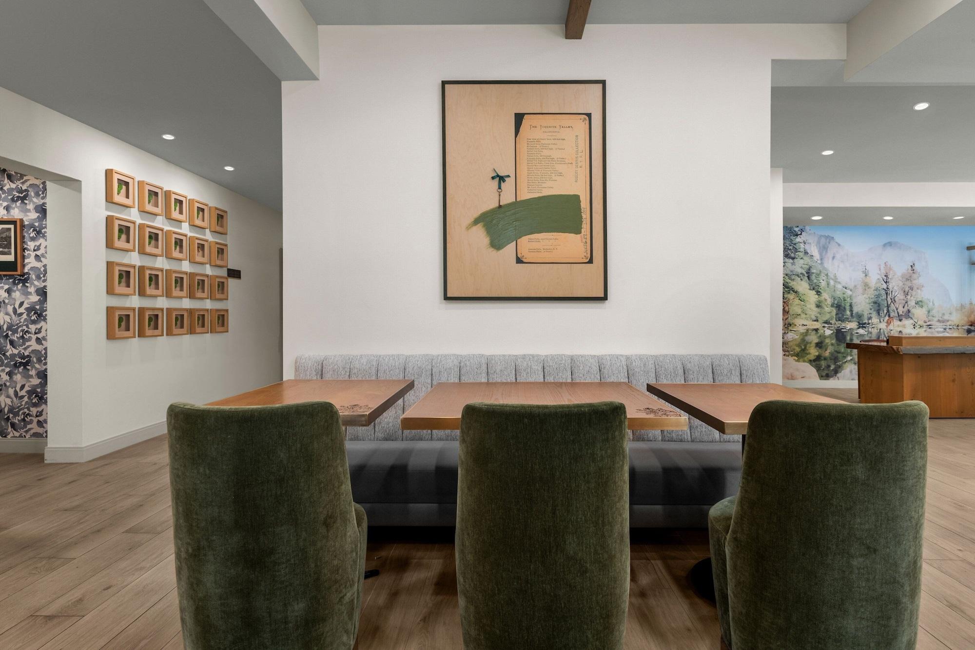 Vista Lobby The Inelle, Oakhurst Yosemite, a Tribute Portfolio Hotel