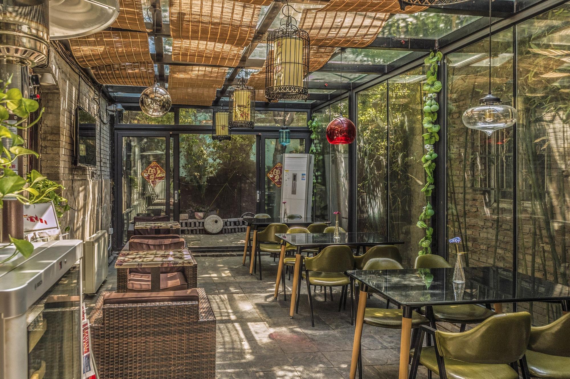 Bar/Salón Hill Lily Courtyard