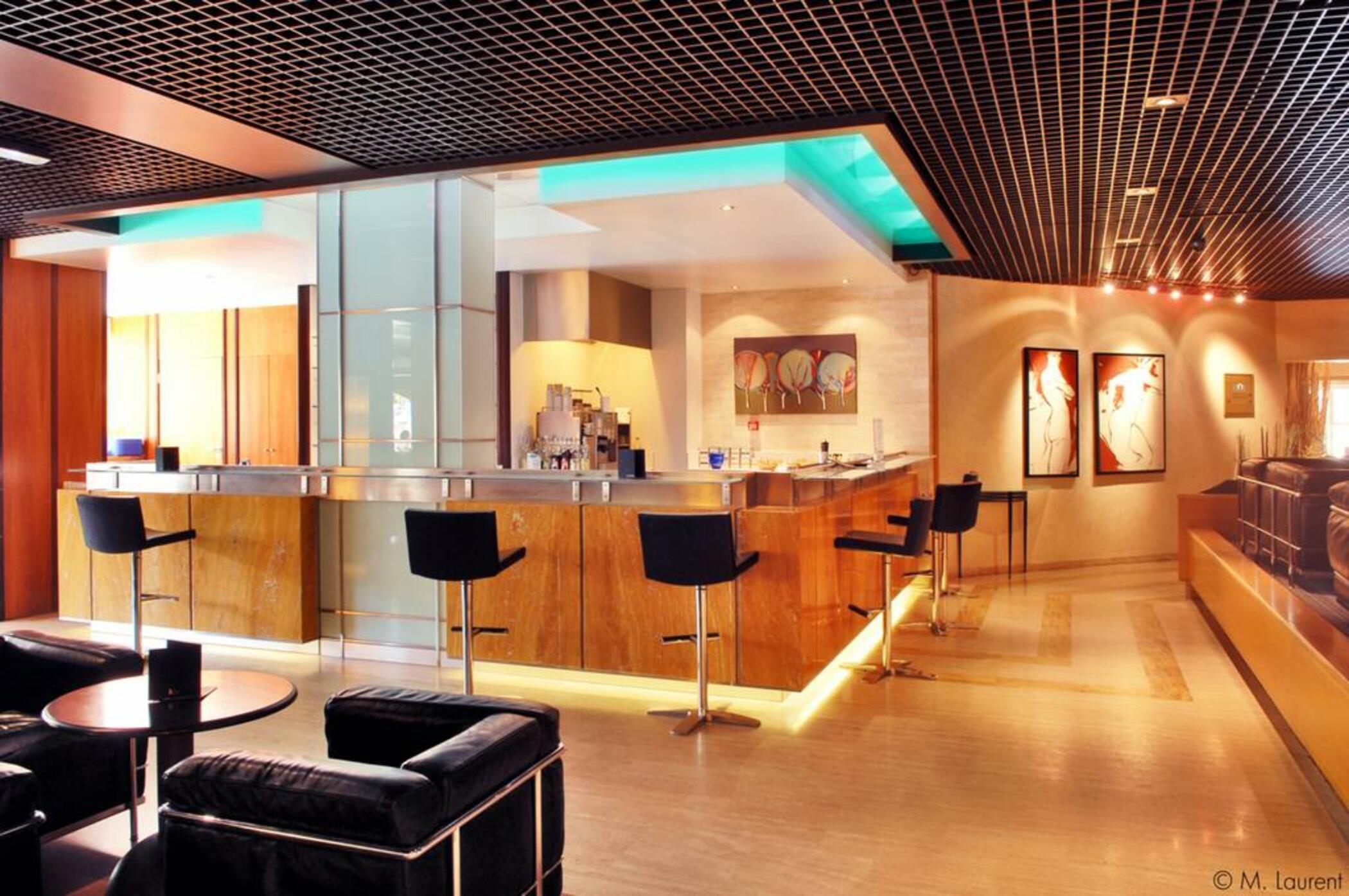 Bar/Salón Lyon Metropole by Arteloge