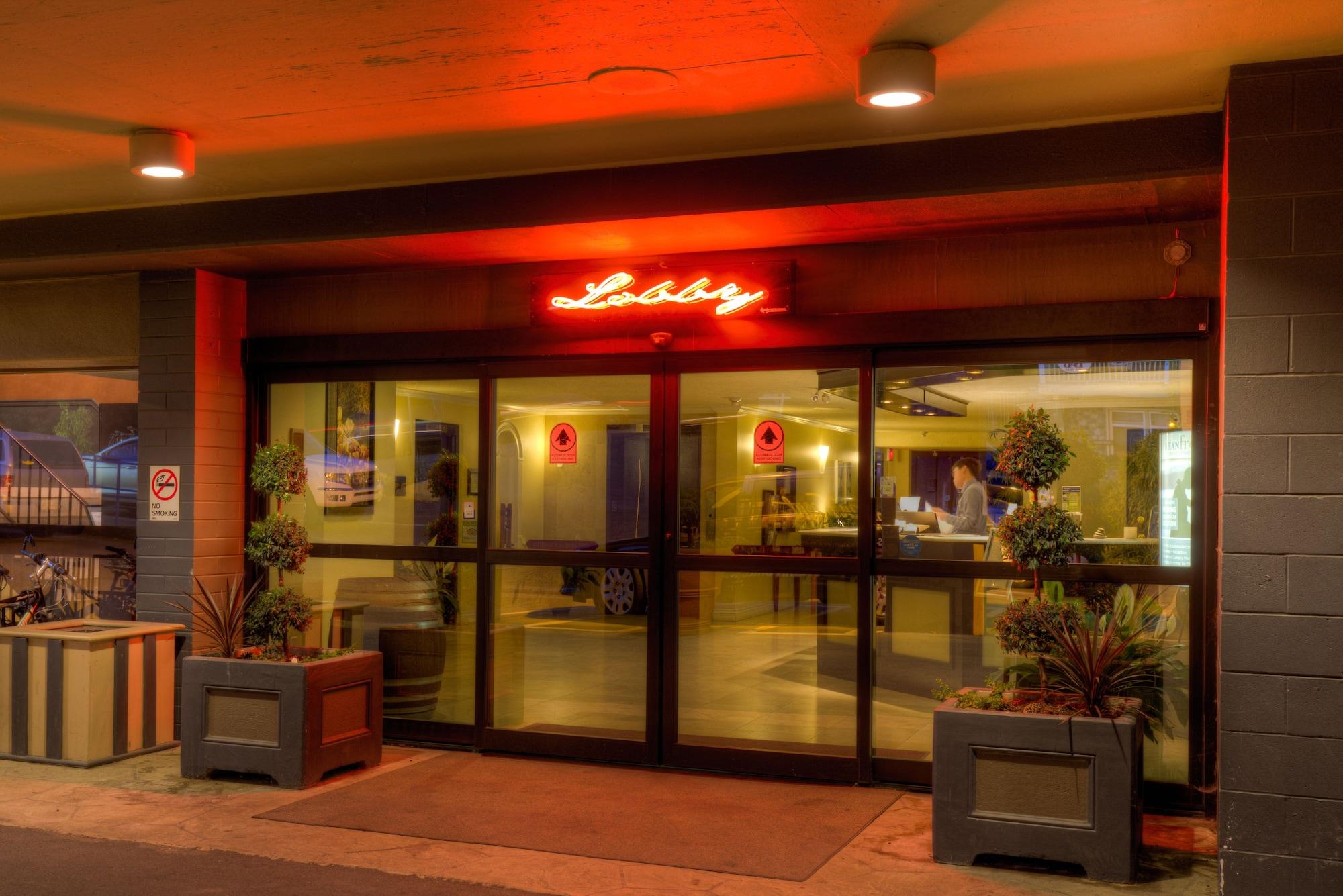 Vista Lobby Oceanfront Suites at Cowichan Bay