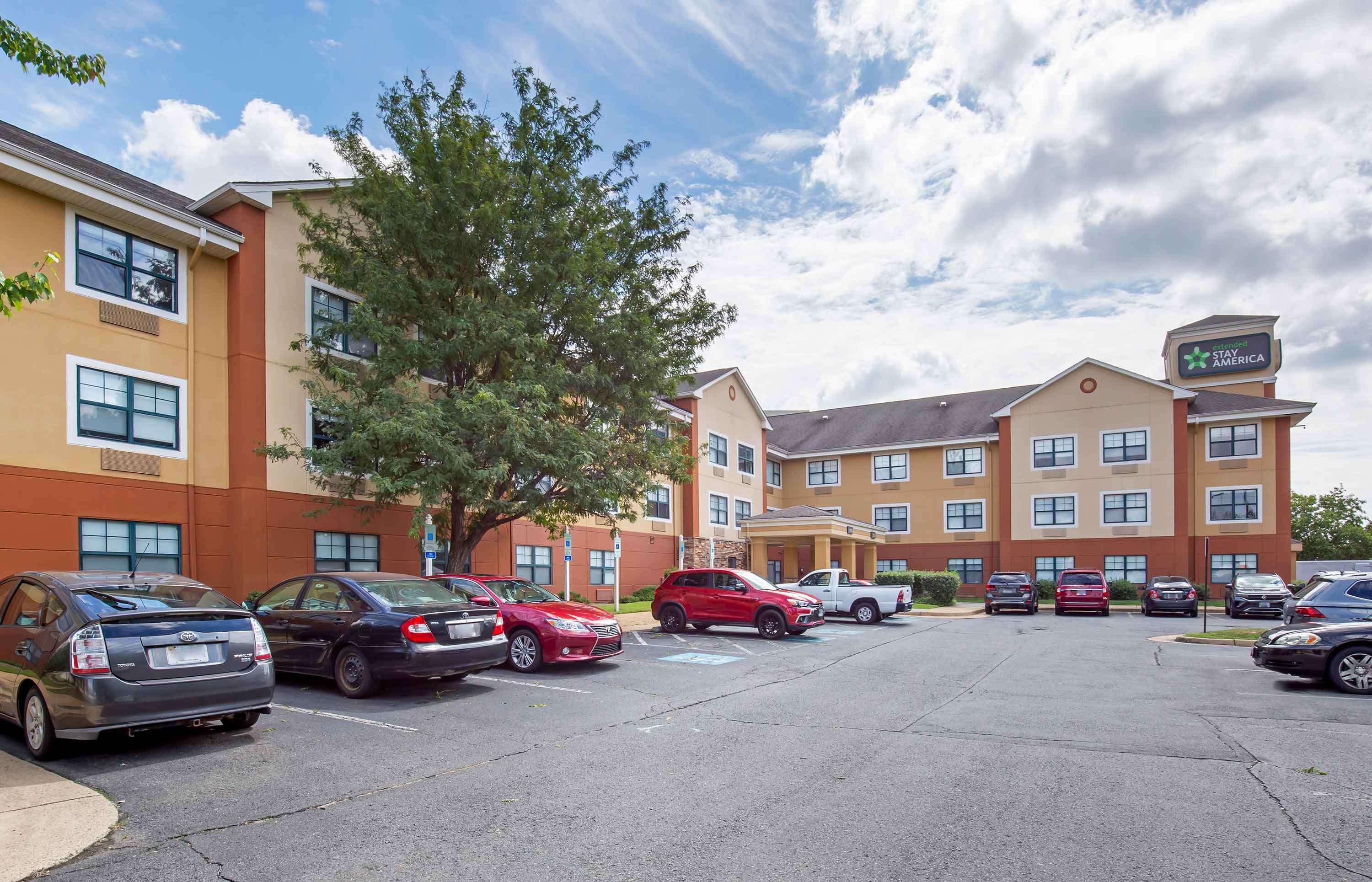Vista Exterior Extended Stay America Suites Washington DC Alexandria Landma