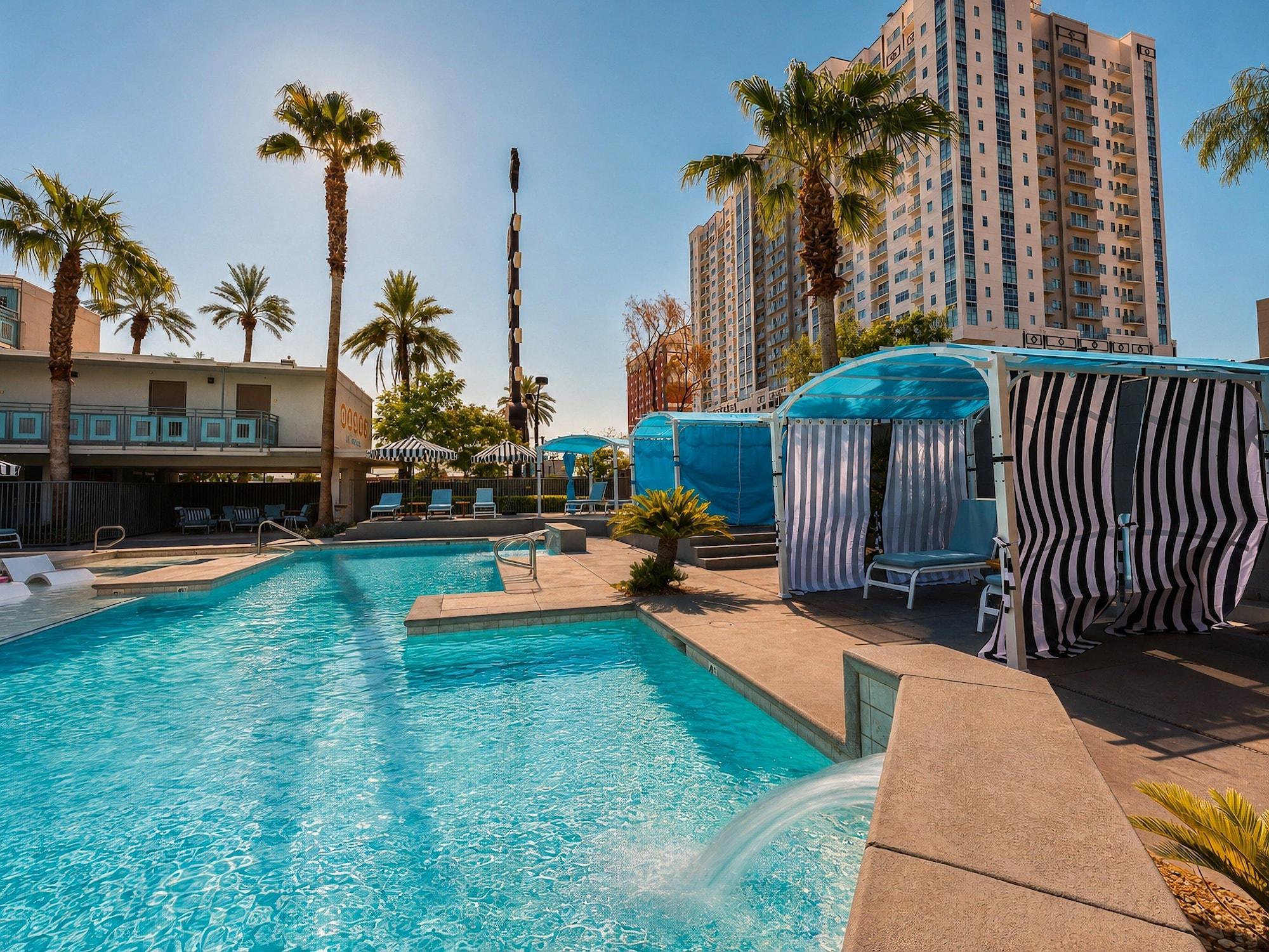 Vista Piscina Oasis at Gold Spike