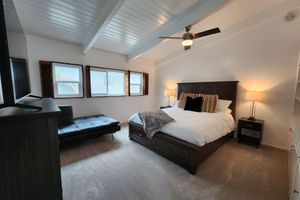 Alquiler Vacacional - Peek-A-BOO ocean view. 50 Steps to the Sand Large Remodeled Beach House.