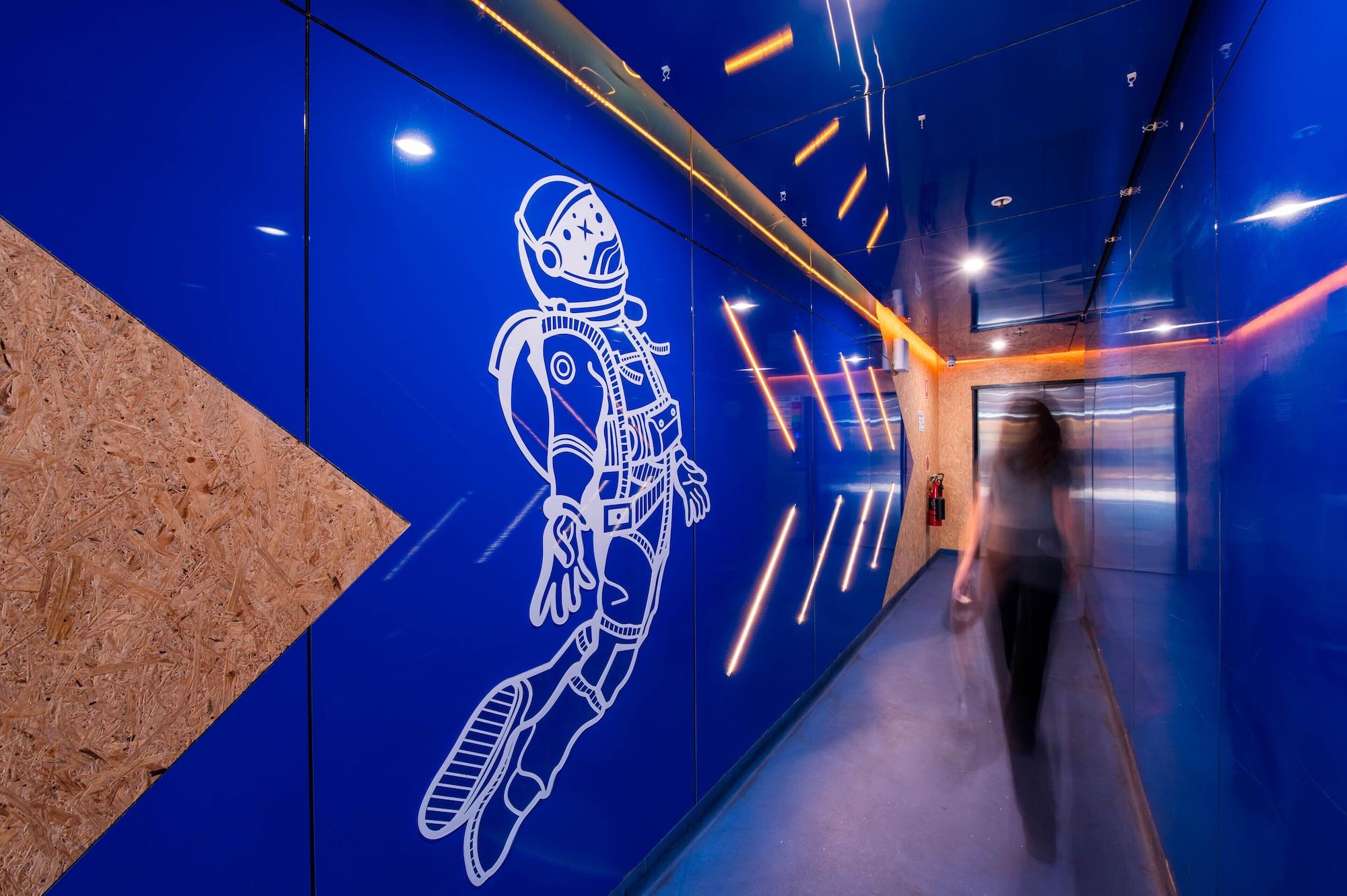 Vista Exterior Space Q Capsule Hotel