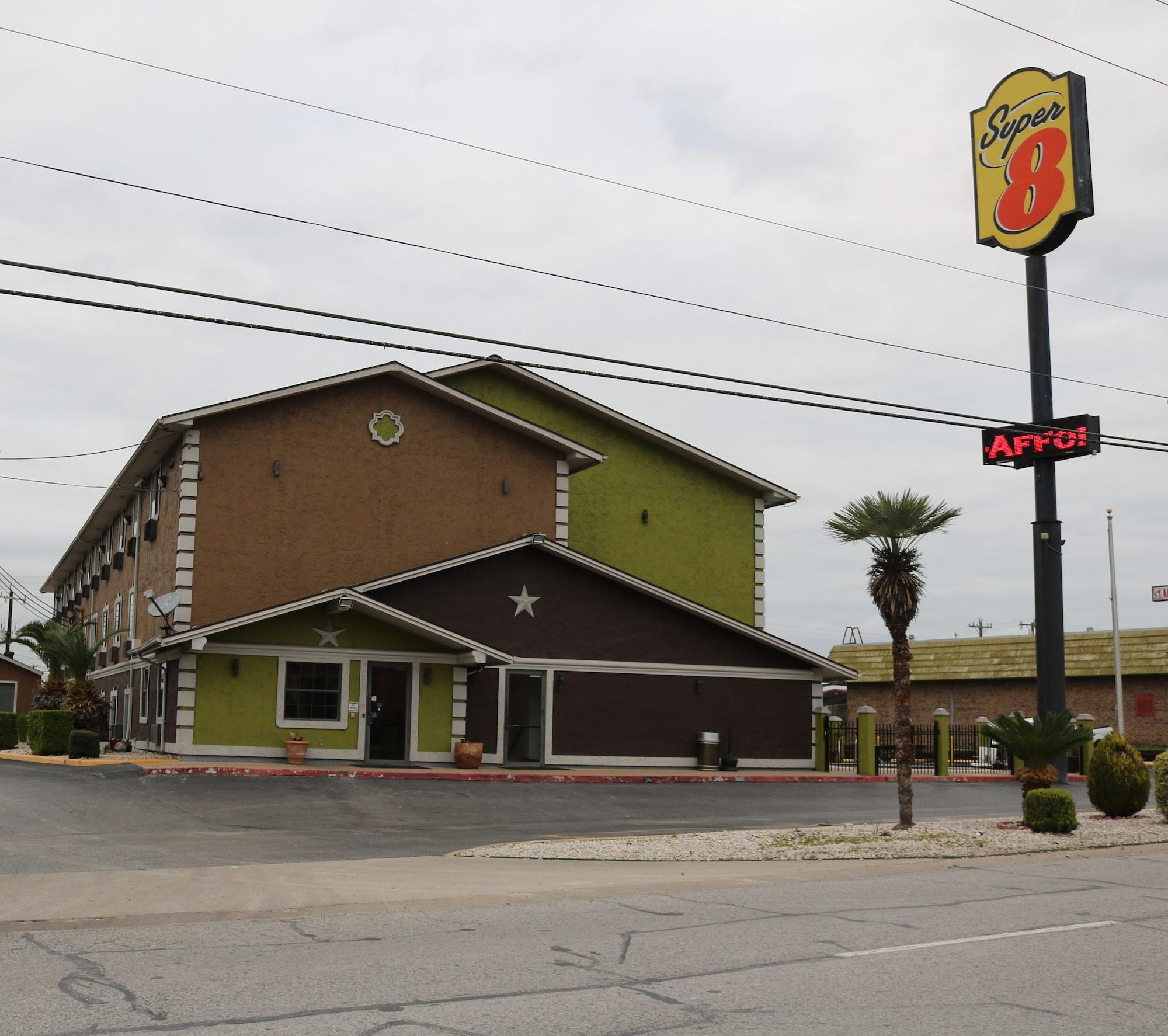 Vista Exterior Super 8 by Wyndham San Antonio/I-35 North