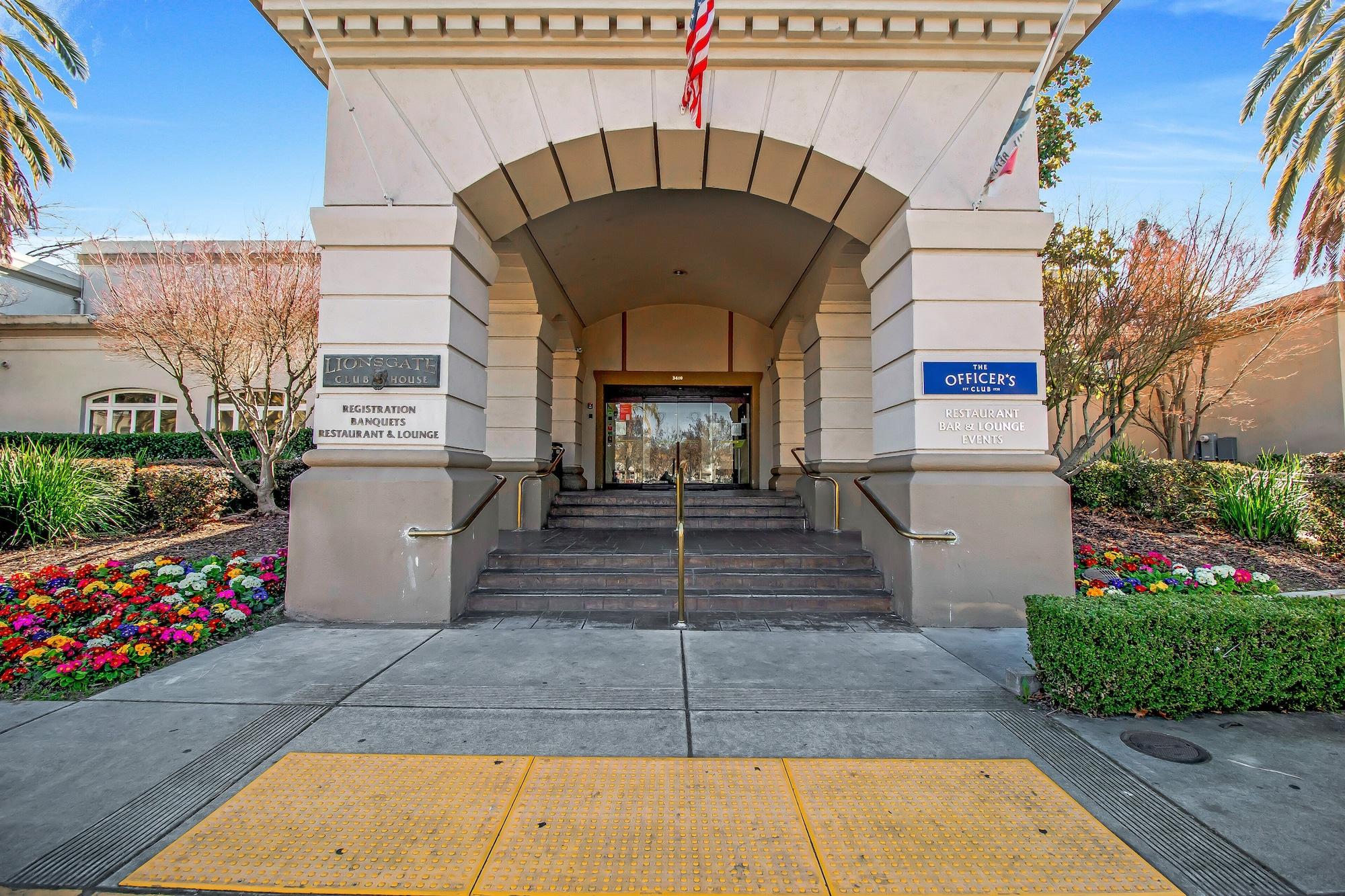 Vista Exterior Lions Gate Hotel