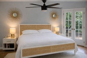 Alquiler Vacacional - Historic 3-bdrm Santa Barbara Bungalow - remodeled, fenced yard, dog friendly