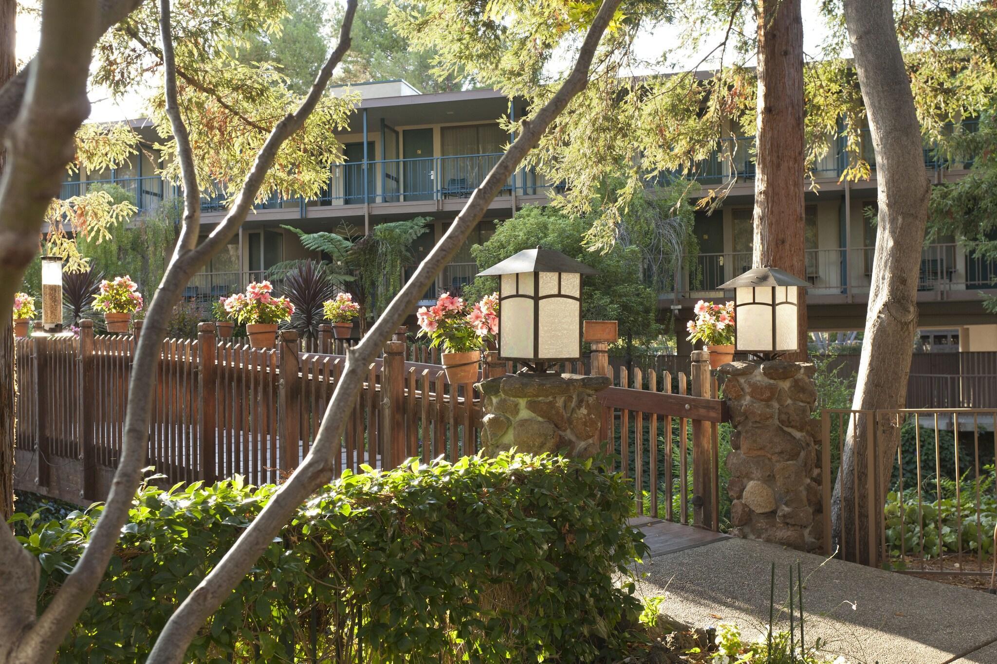 Vista Exterior Creekside Inn