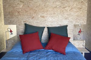 Alquiler Vacacional - Houseboat with private studio near downtown and Rai in the middle of urban greenery