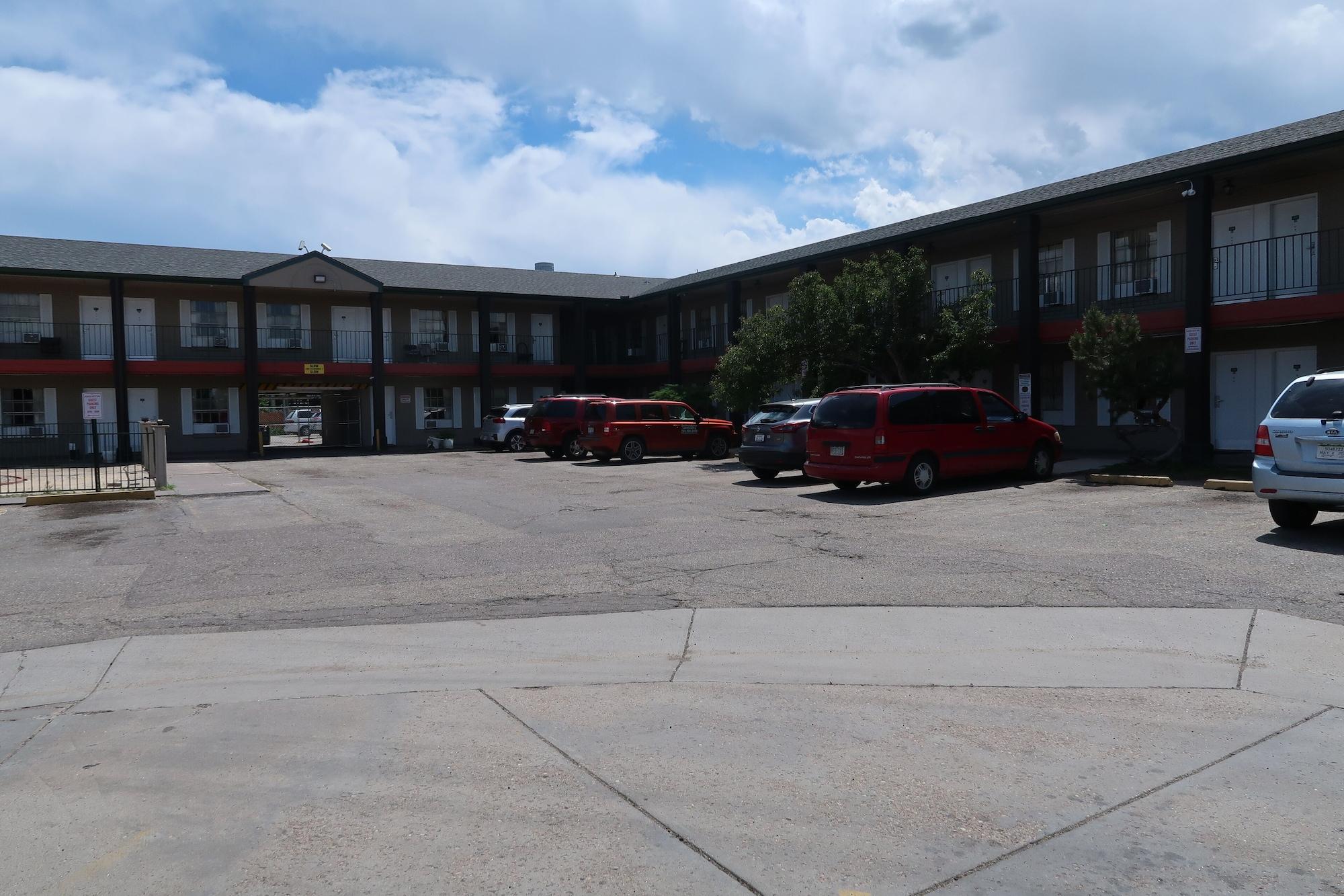 Vista Exterior Denver West Inn