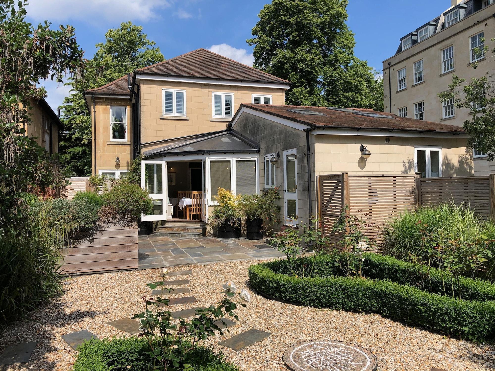 Vista Exterior Chestnuts House