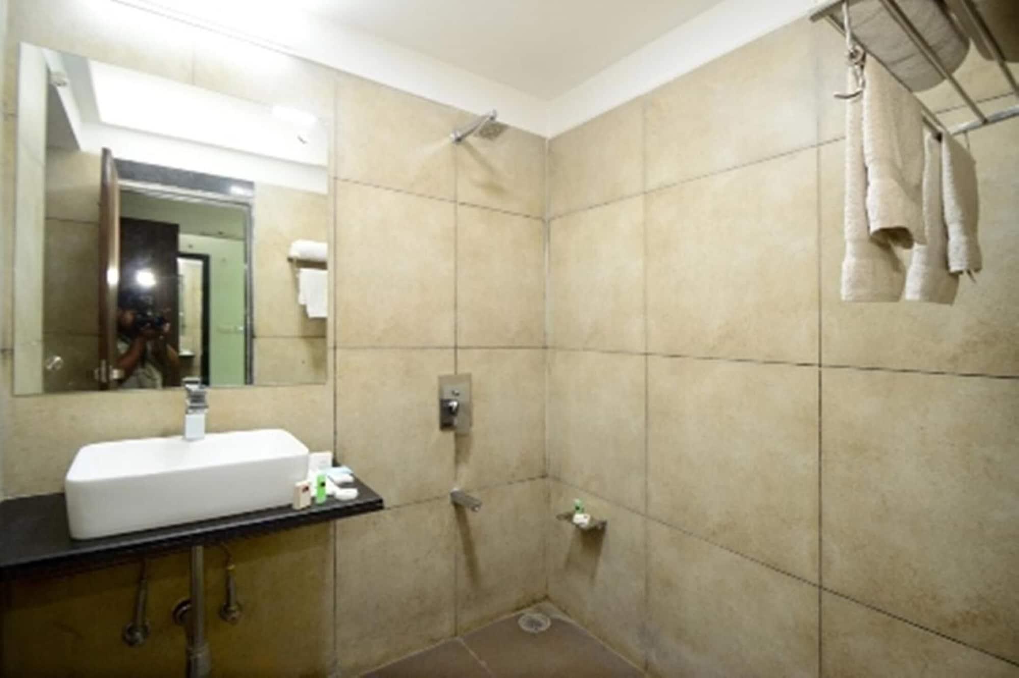 Equipamiento de Habitación Crimson Park Shripriya Hotel