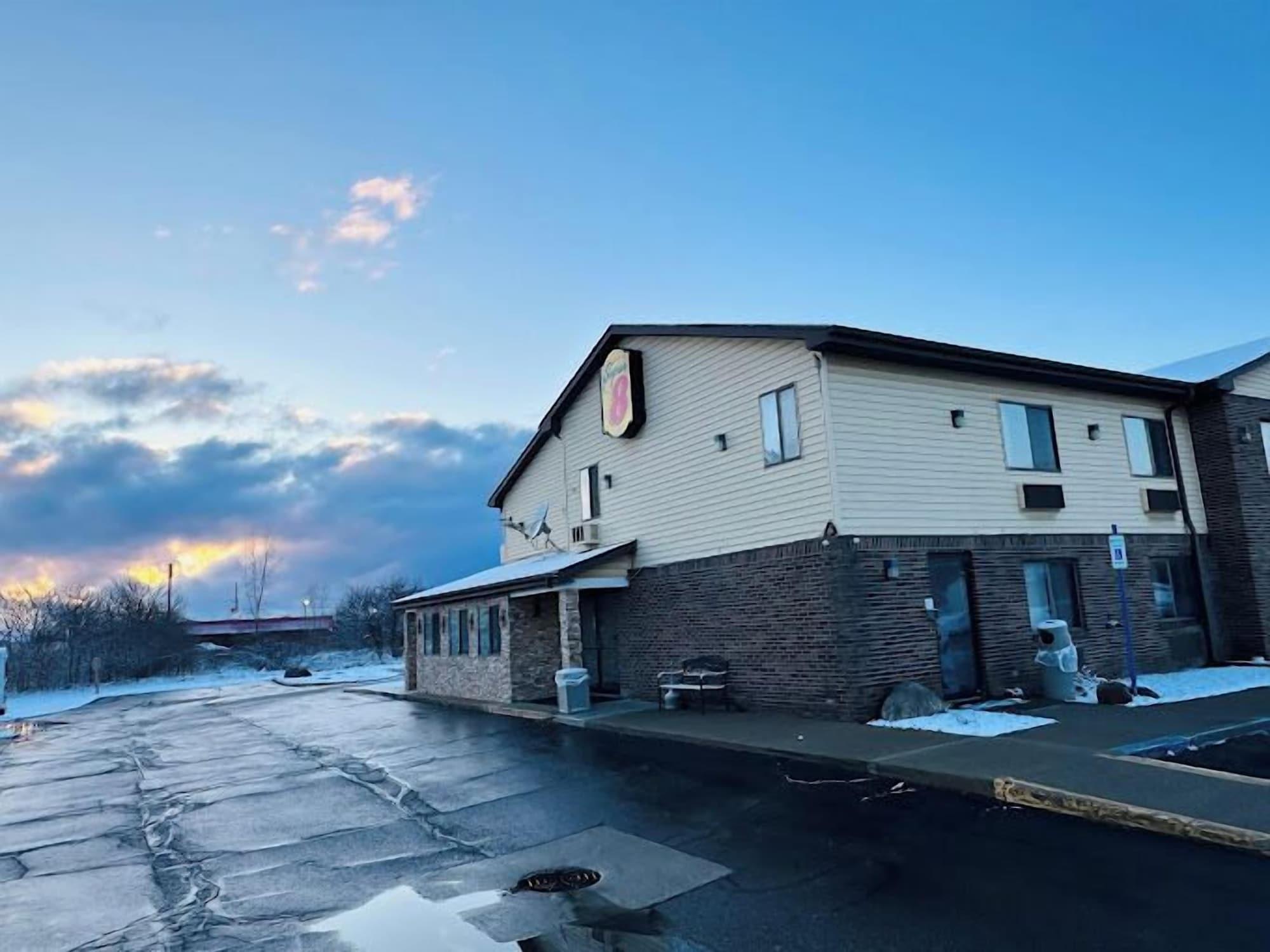 Vista Exterior Super 8 by Wyndham Imlay City