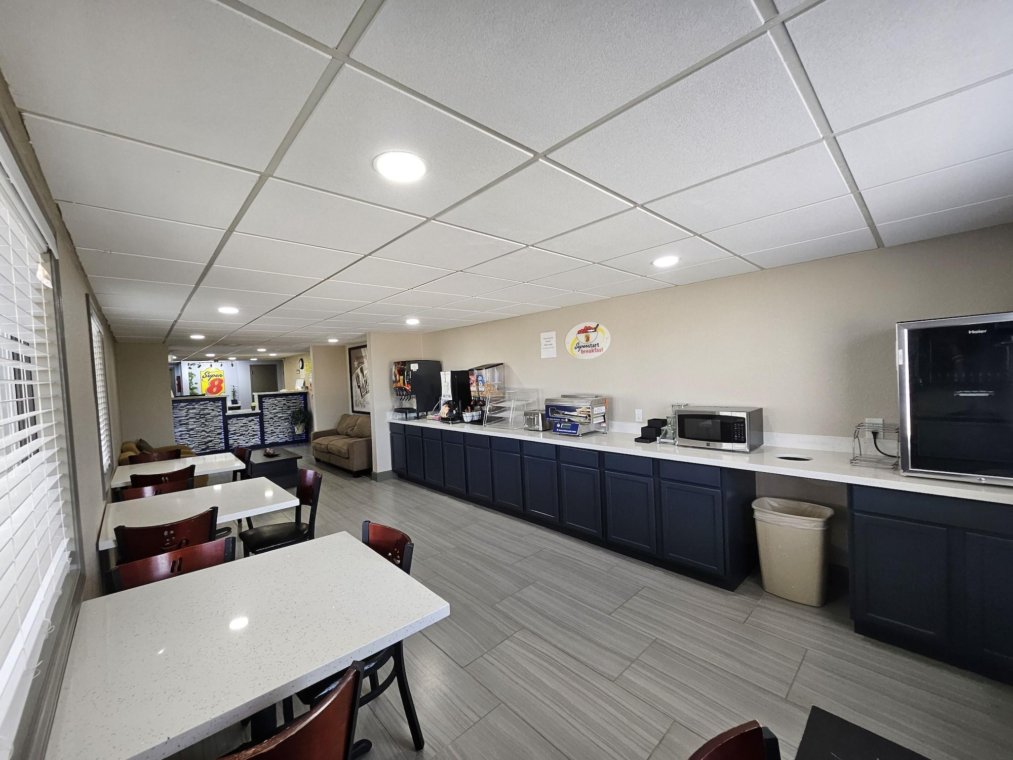 Restaurant Super 8 by Wyndham Buffalo